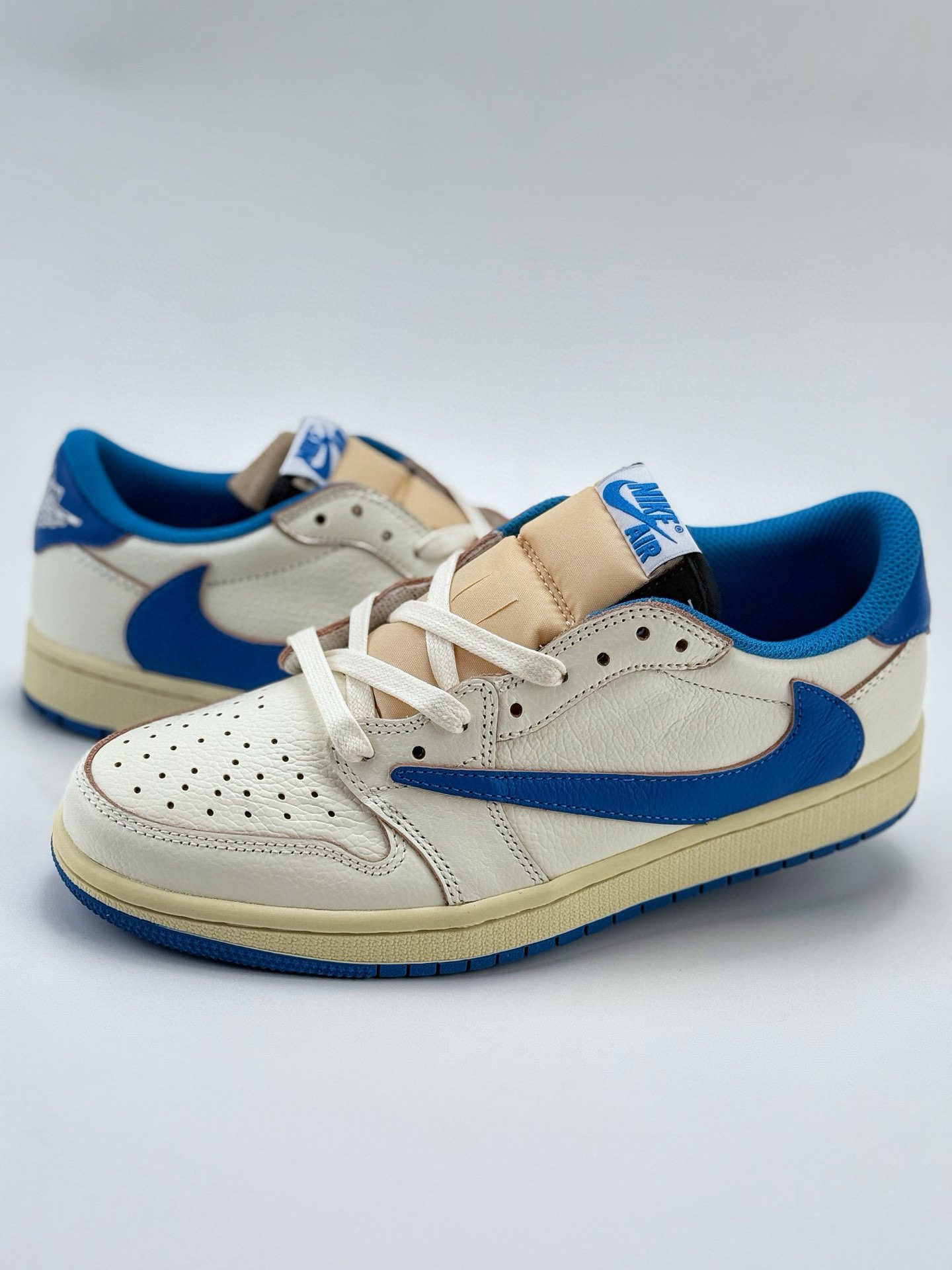 Travis Scott x Nike Air Jordan 1 Low 白蓝 Air Jordan 1 Low 反转倒钩 DM7866-104