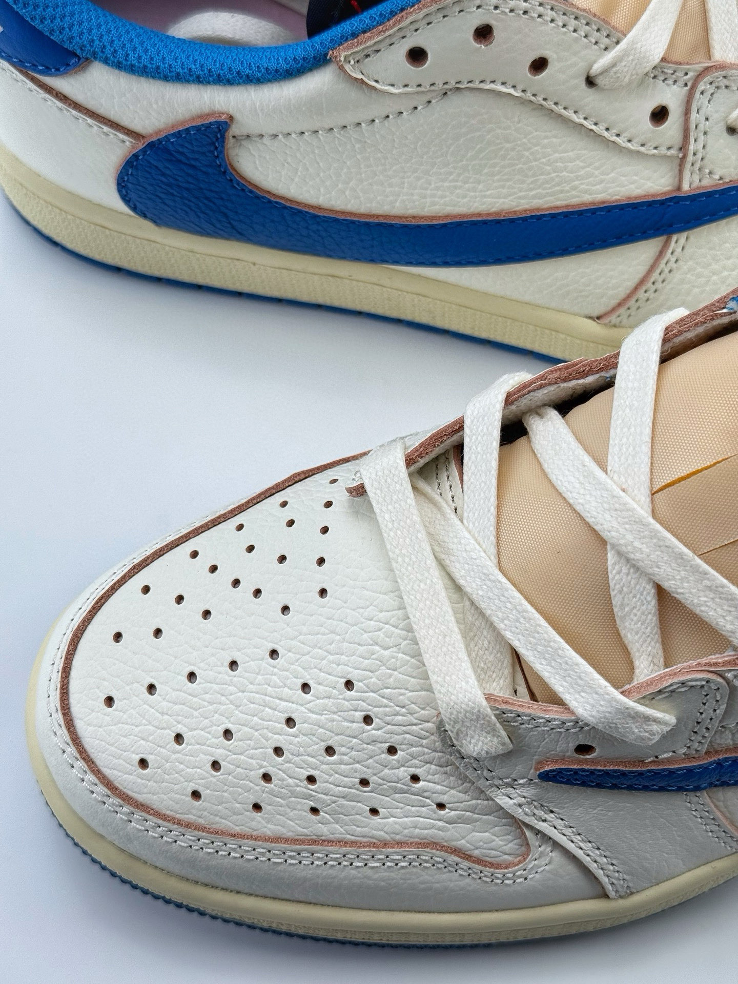 Travis Scott x Nike Air Jordan 1 Low 白蓝 Air Jordan 1 Low 反转倒钩 DM7866-104