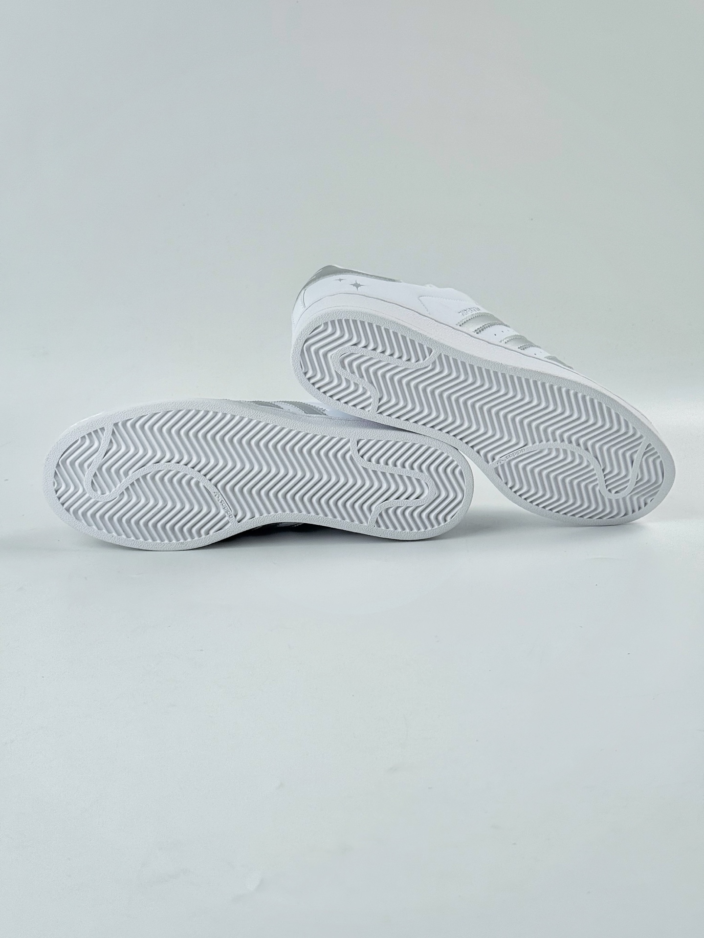 AD Originals Superstar W 贝壳头 白灰 JQ8777 AD Originals Superstar W 贝壳头 白灰 JQ8777