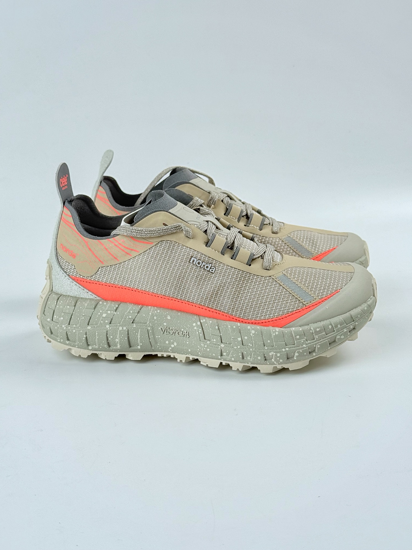 NORDA 001 褐红色 织物厚底低帮生活休闲鞋