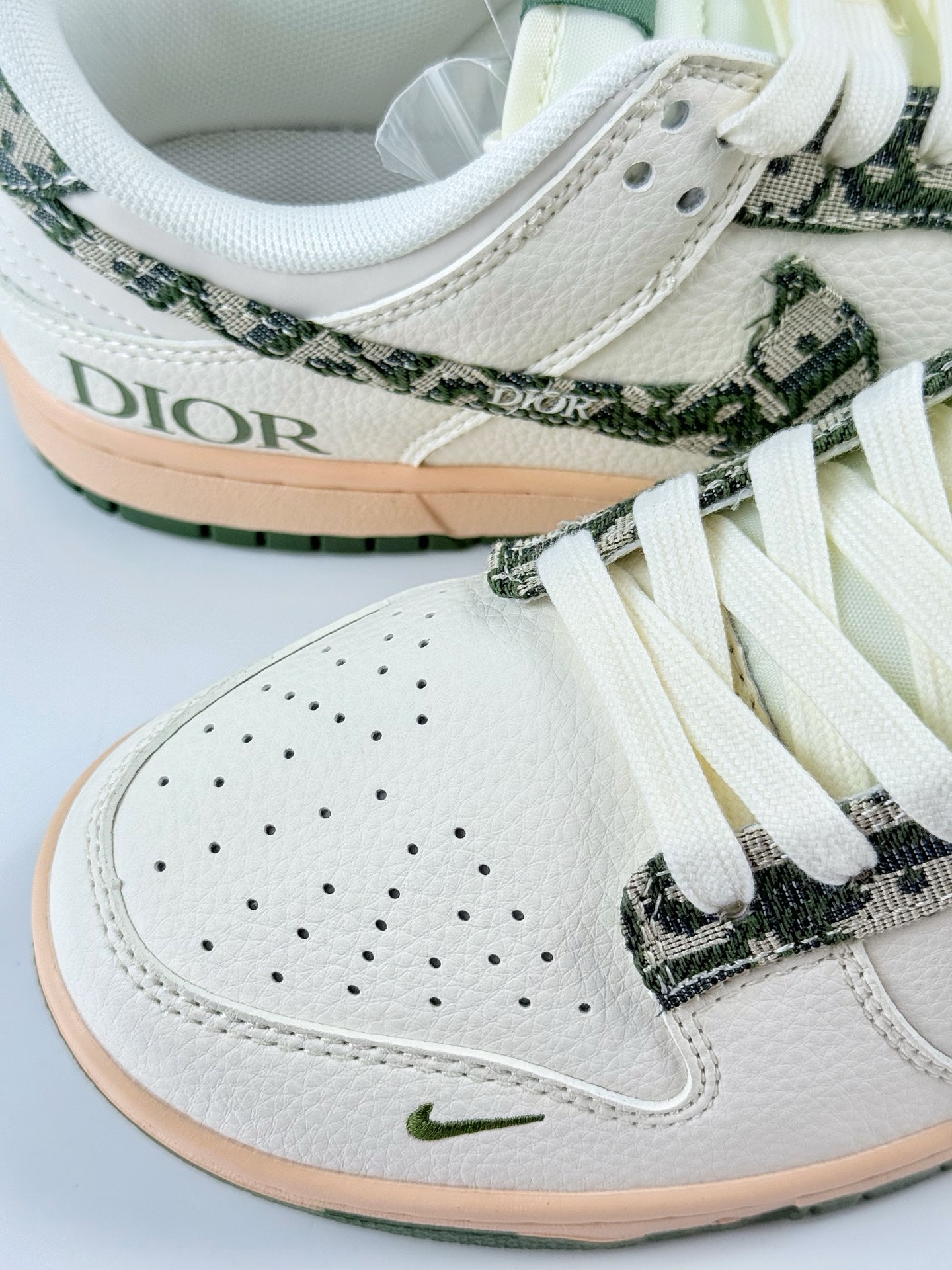 Nike SB Dunk Low x DIOR 白黑绿小勾 FC1688-226