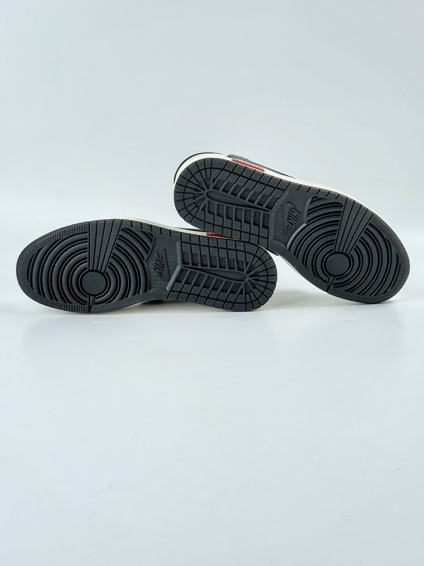 Travis Scott x Nike Air Jordan 1 Low x Louis Vuitton Air Jordan 1 Low 反转白黑小勾满天星倒钩  YX5066-335