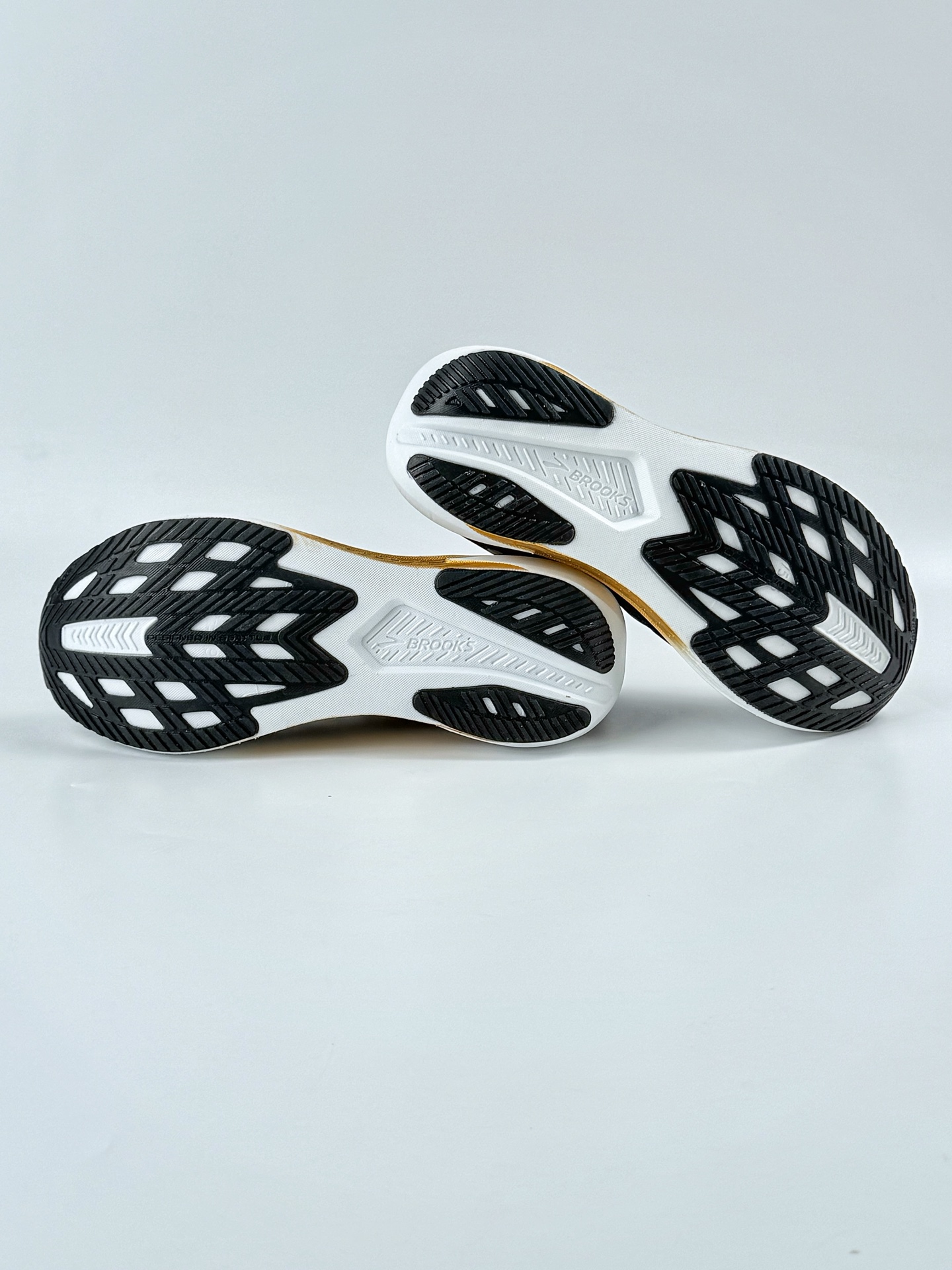 Brooks Hyperion Max 2 布鲁克斯 烈风2系列低帮透气缓震支撑休闲运动慢跑鞋  110432 1D 098