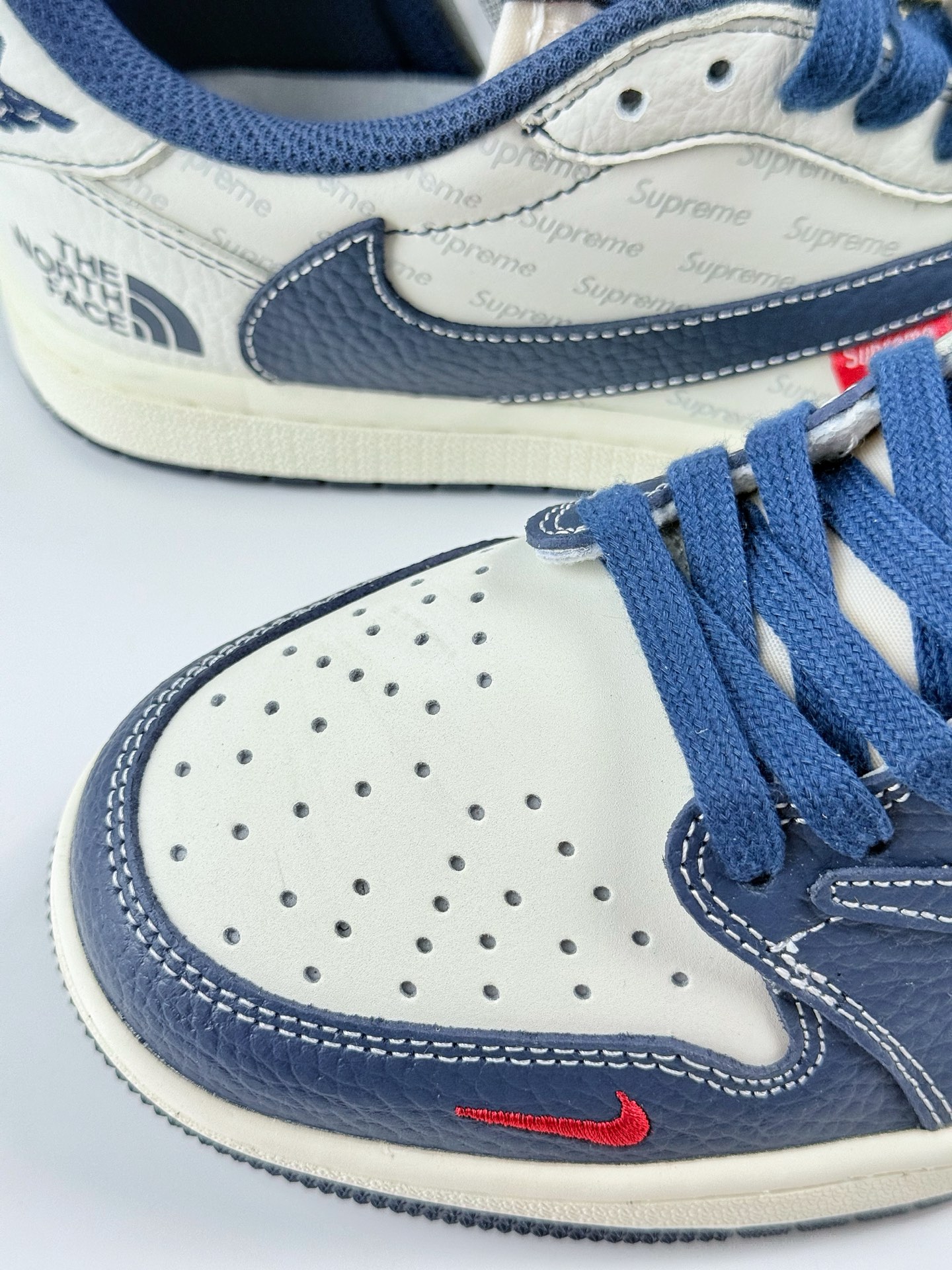 Travis Scott x Nike Air Jordan 1 Low x The North Face Air Jordan 1 Low 反转蓝白红小勾倒钩  XZ5749-009