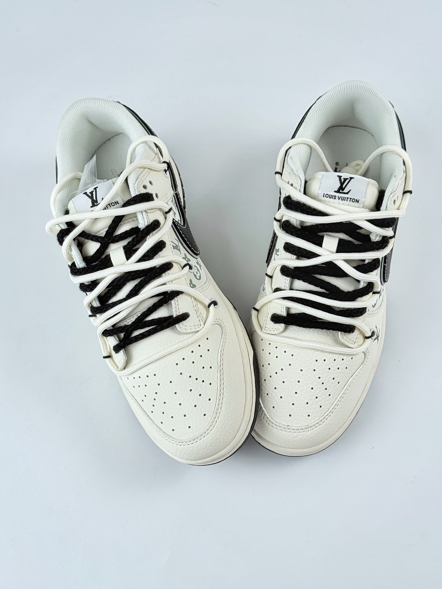 Nike SB Dunk Low x Louis Vuitton 白黑绑带 YX5066-337 Nike SB Dunk Low x Louis Vuitton 白黑绑带 YX5066-337