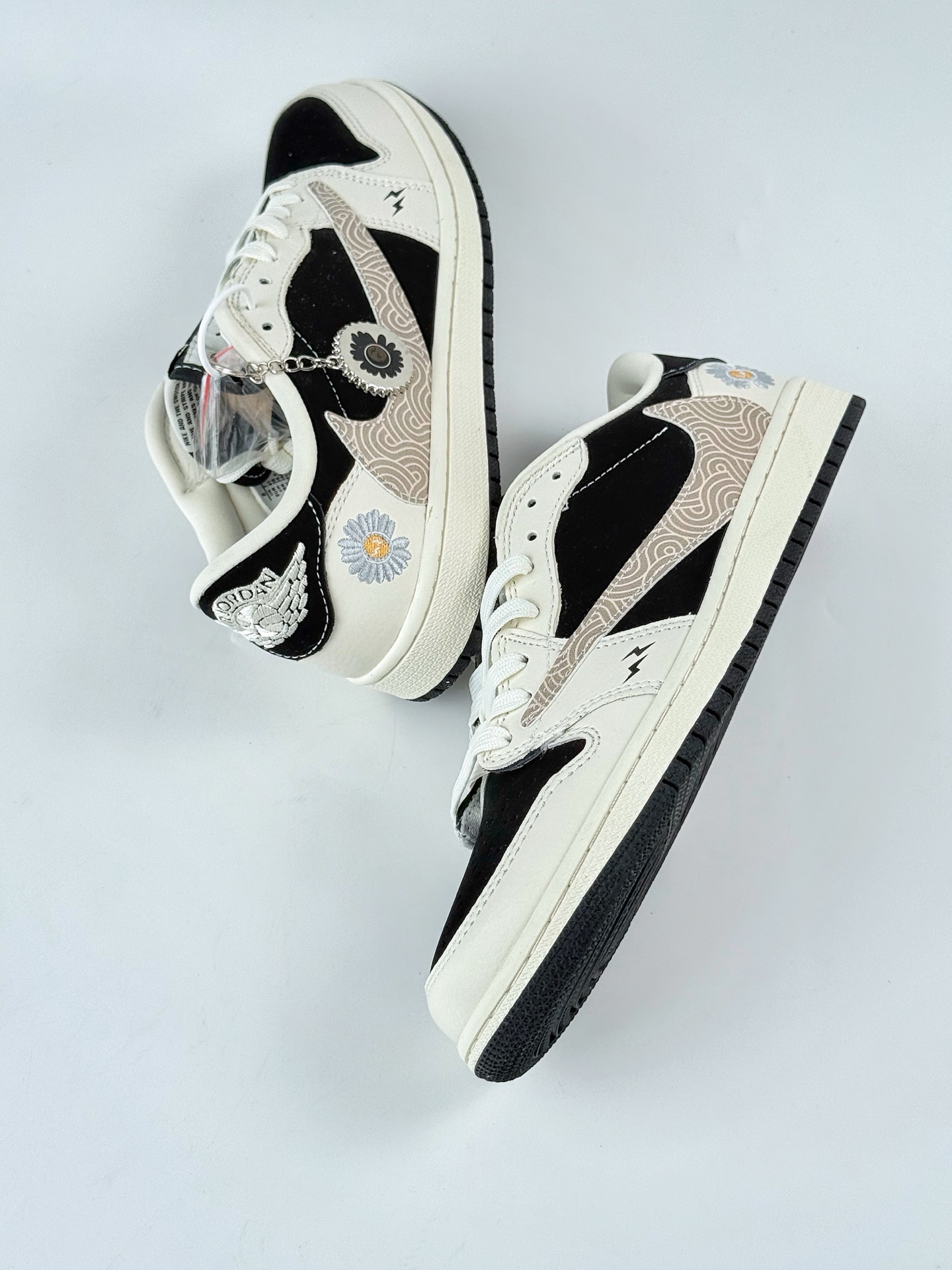 Travis Scott x Nike Air Jordan 1 Low Air Jordan 1 Low 反转白黑闪电倒钩  XS2024-047