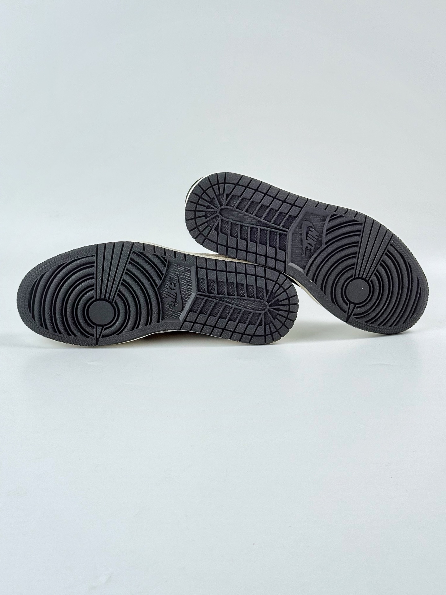 Travis Scott x Nike Air Jordan 1 Low Air Jordan 1 Low 反转白黑闪电倒钩  XS2024-047