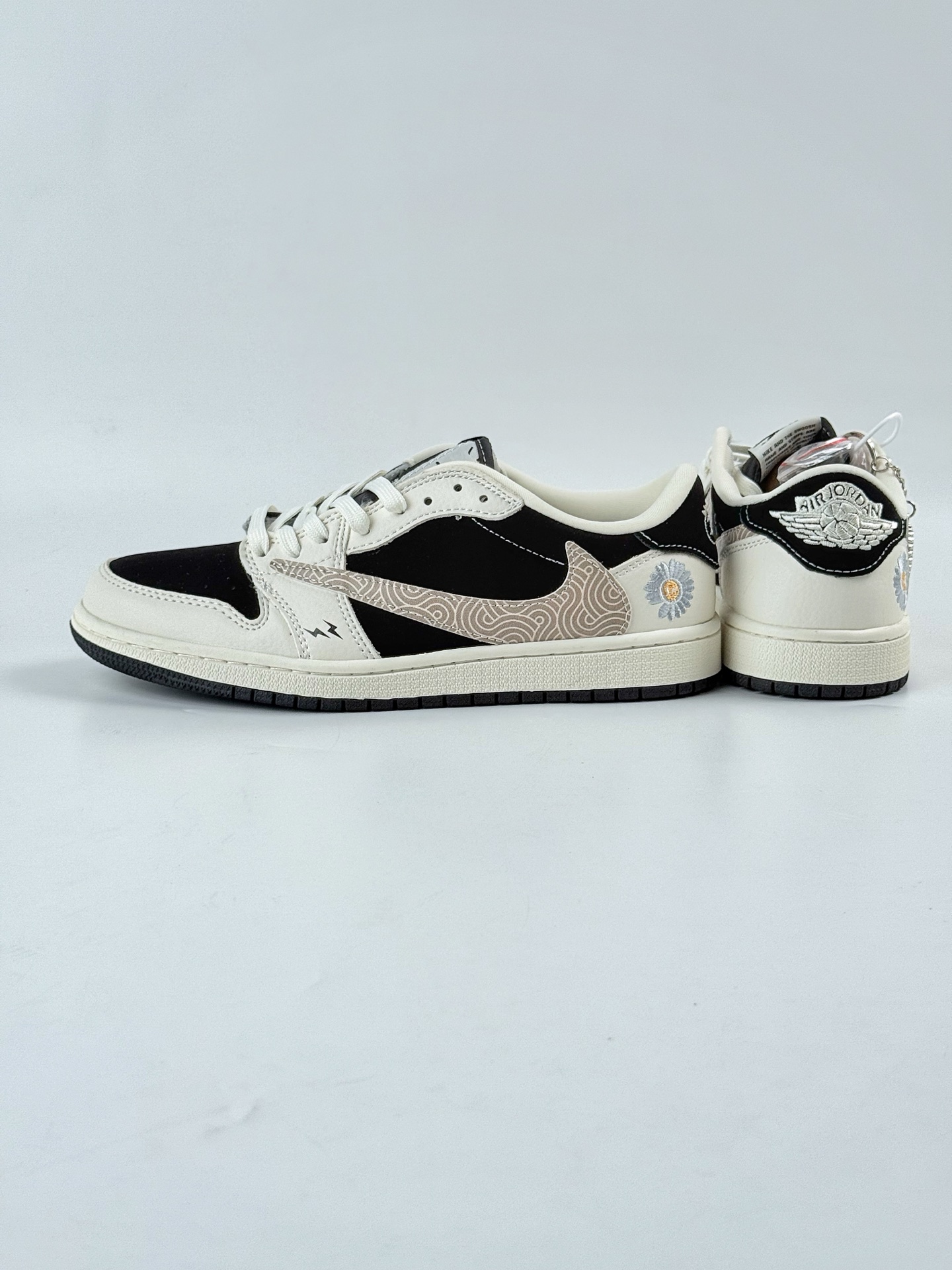Travis Scott x Nike Air Jordan 1 Low Air Jordan 1 Low 反转白黑闪电倒钩  XS2024-047