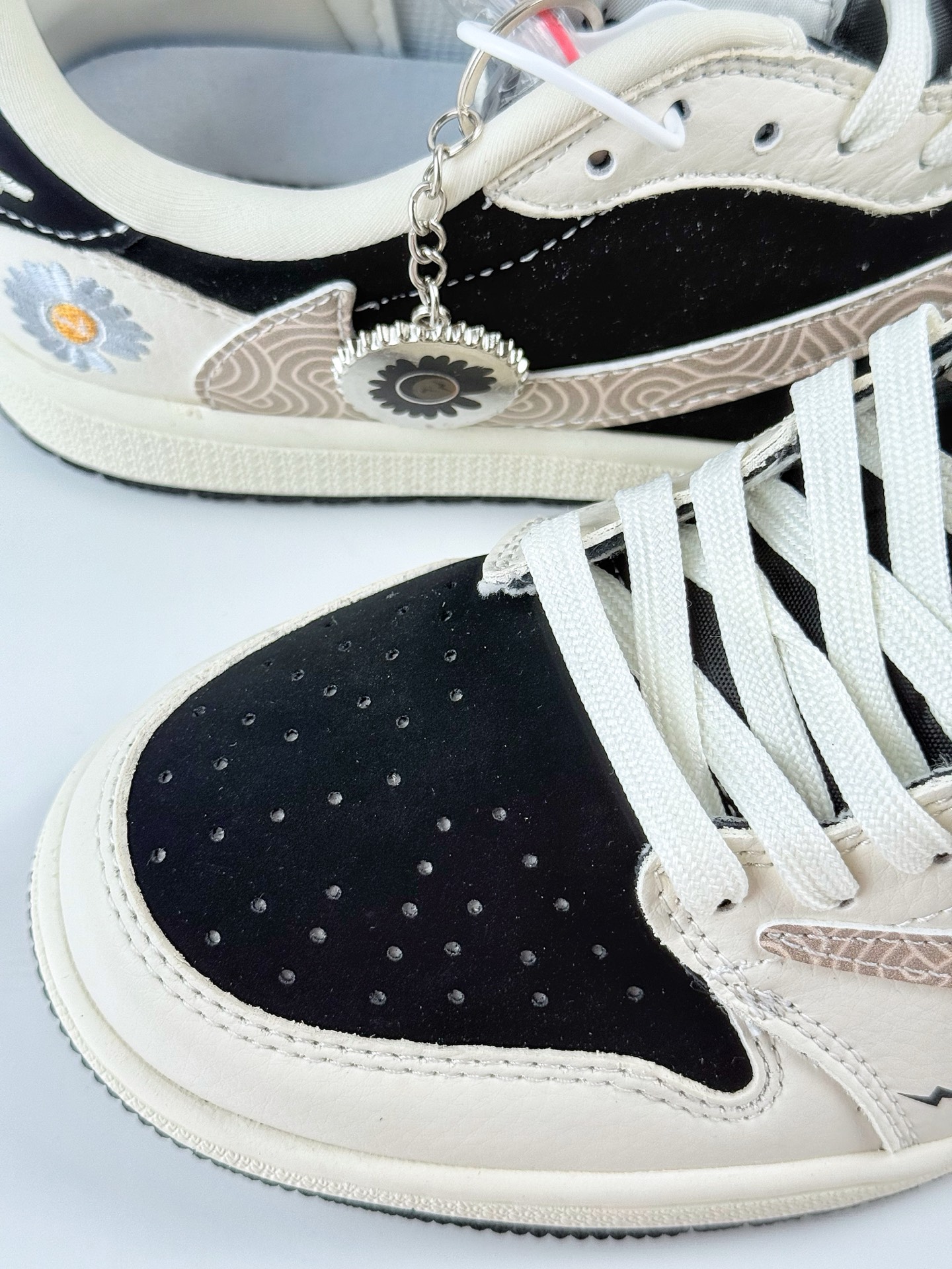 Travis Scott x Nike Air Jordan 1 Low Air Jordan 1 Low 反转白黑闪电倒钩  XS2024-047