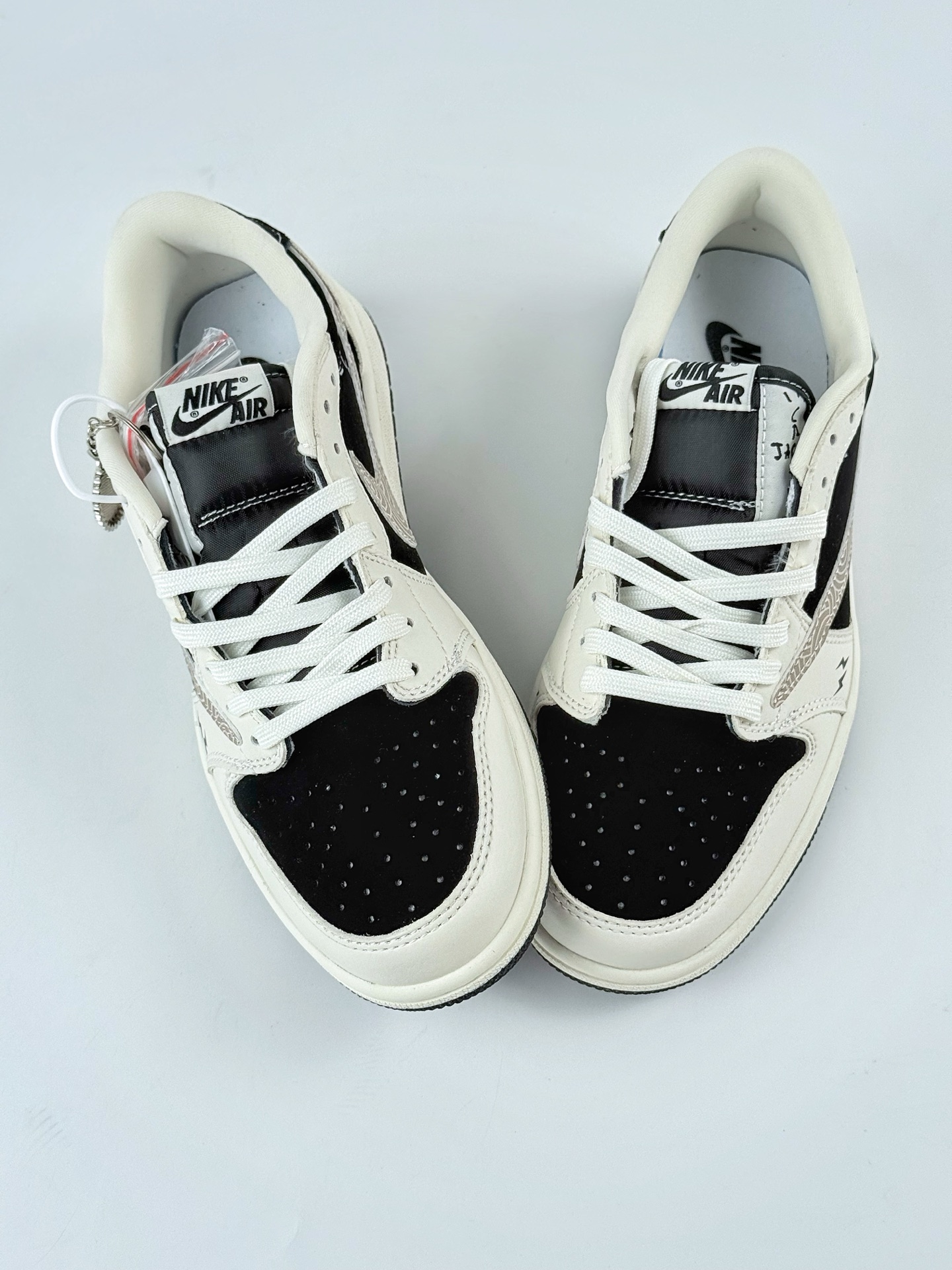 Travis Scott x Nike Air Jordan 1 Low Air Jordan 1 Low 反转白黑闪电倒钩  XS2024-047