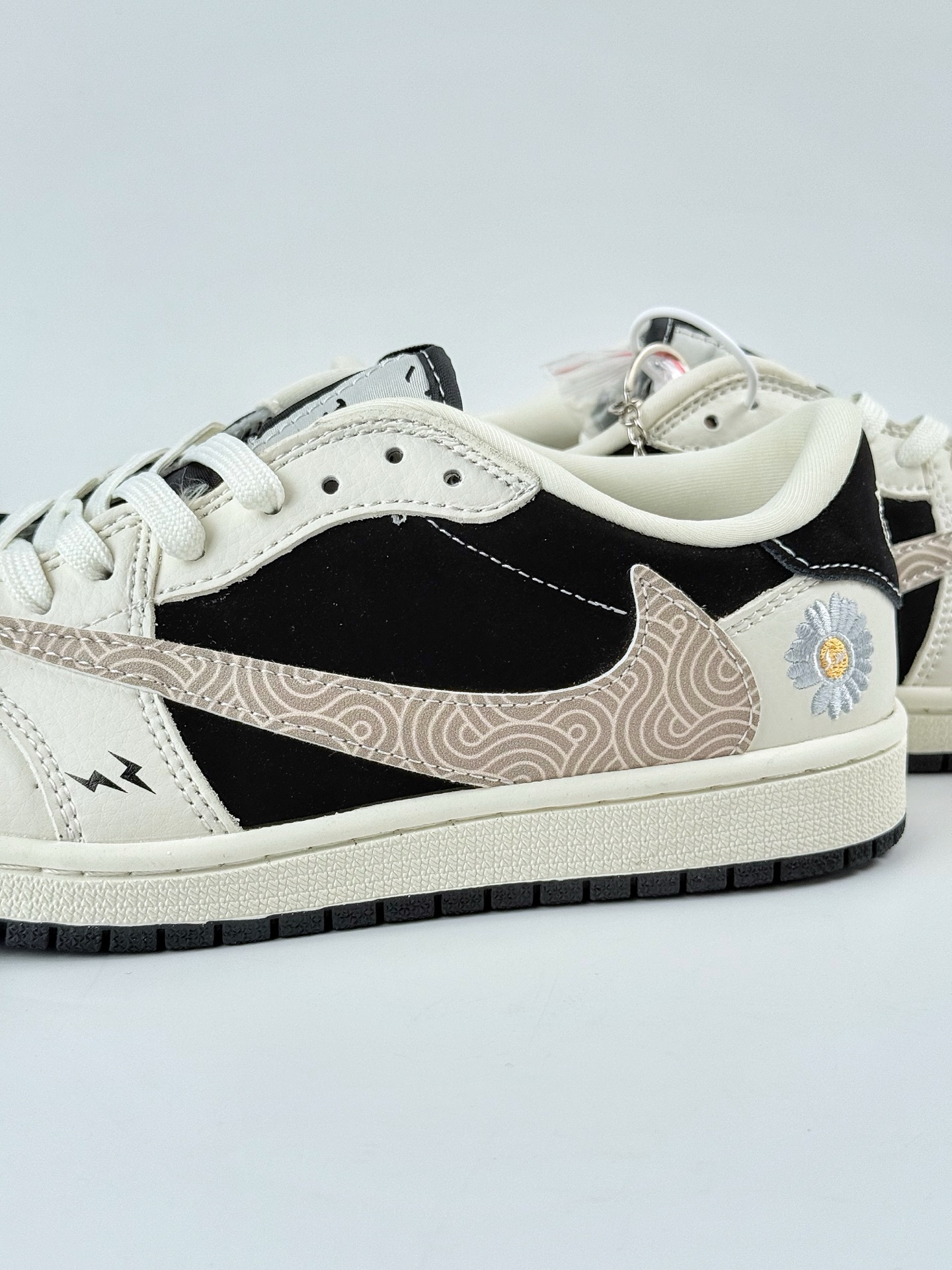 Travis Scott x Nike Air Jordan 1 Low Air Jordan 1 Low 反转白黑闪电倒钩  XS2024-047