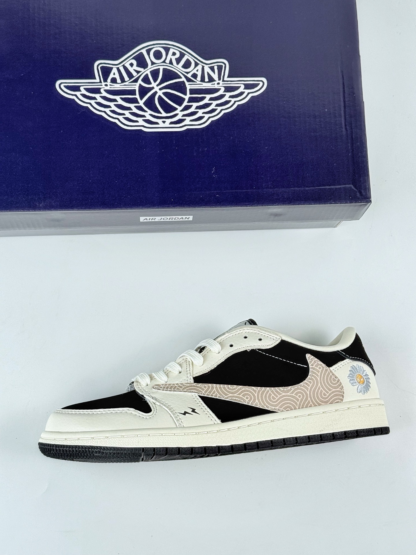 Travis Scott x Nike Air Jordan 1 Low Air Jordan 1 Low 反转白黑闪电倒钩  XS2024-047