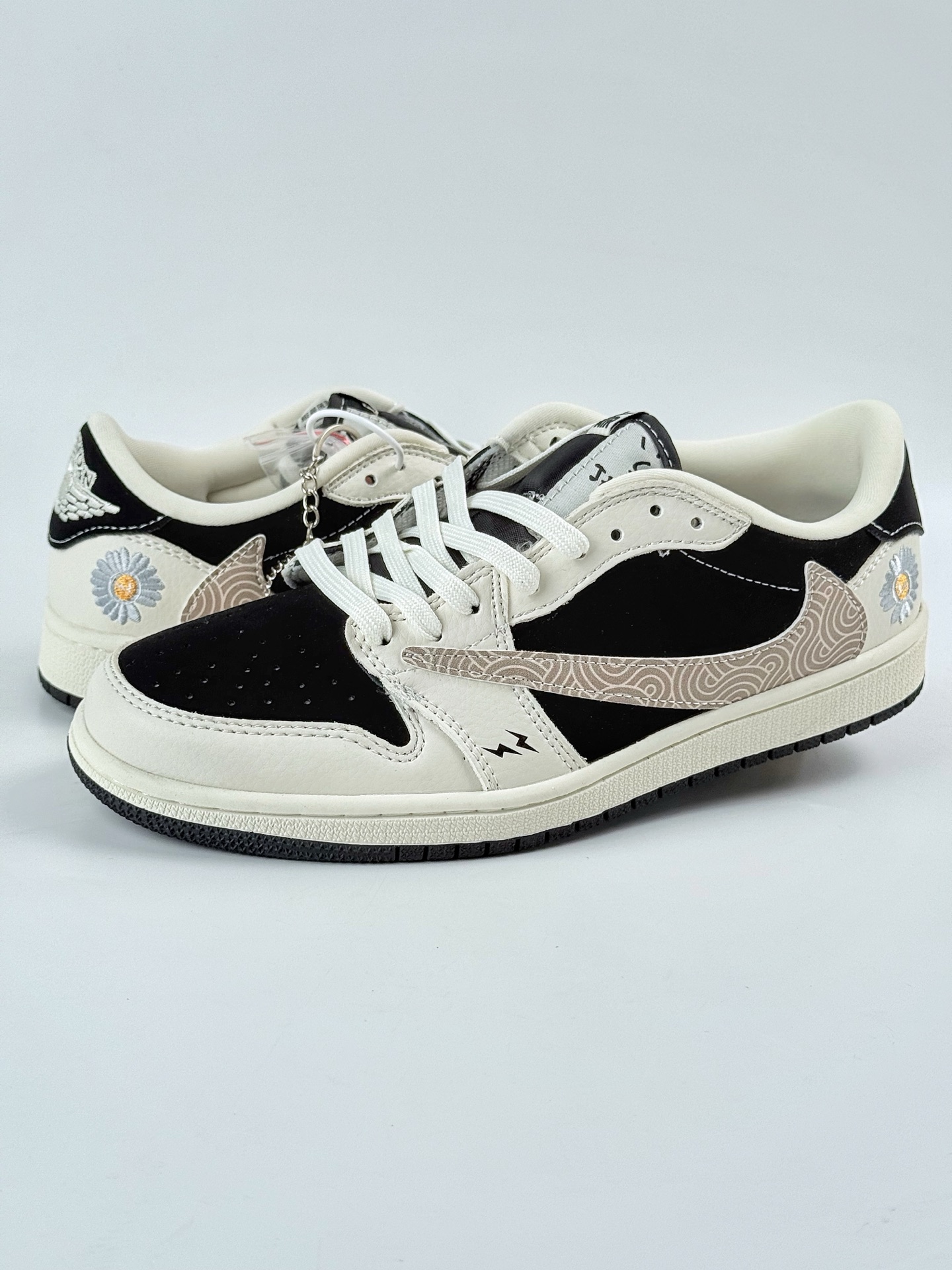 Travis Scott x Nike Air Jordan 1 Low Air Jordan 1 Low 反转白黑闪电倒钩  XS2024-047