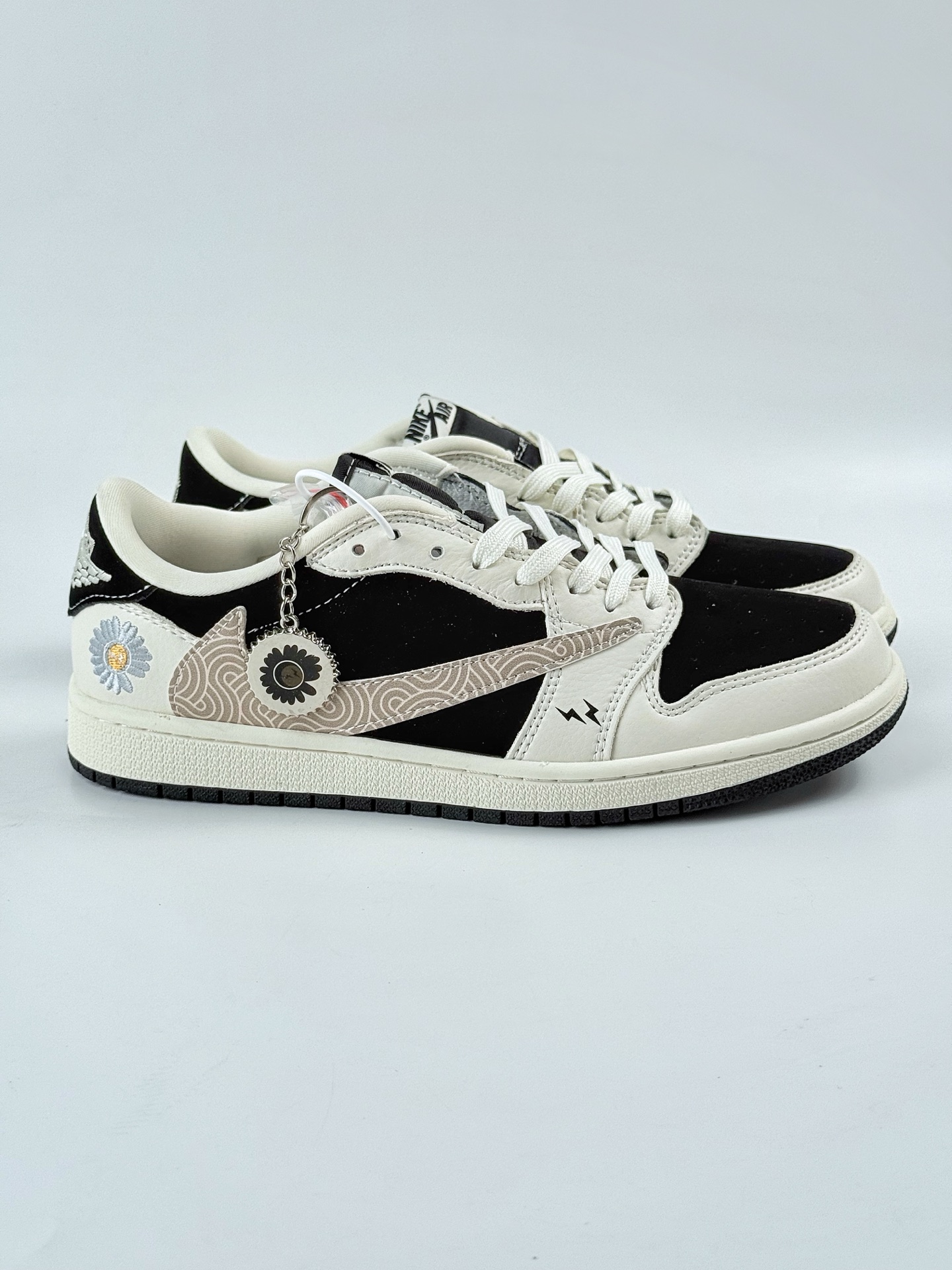 Travis Scott x Nike Air Jordan 1 Low Air Jordan 1 Low 反转白黑闪电倒钩  XS2024-047