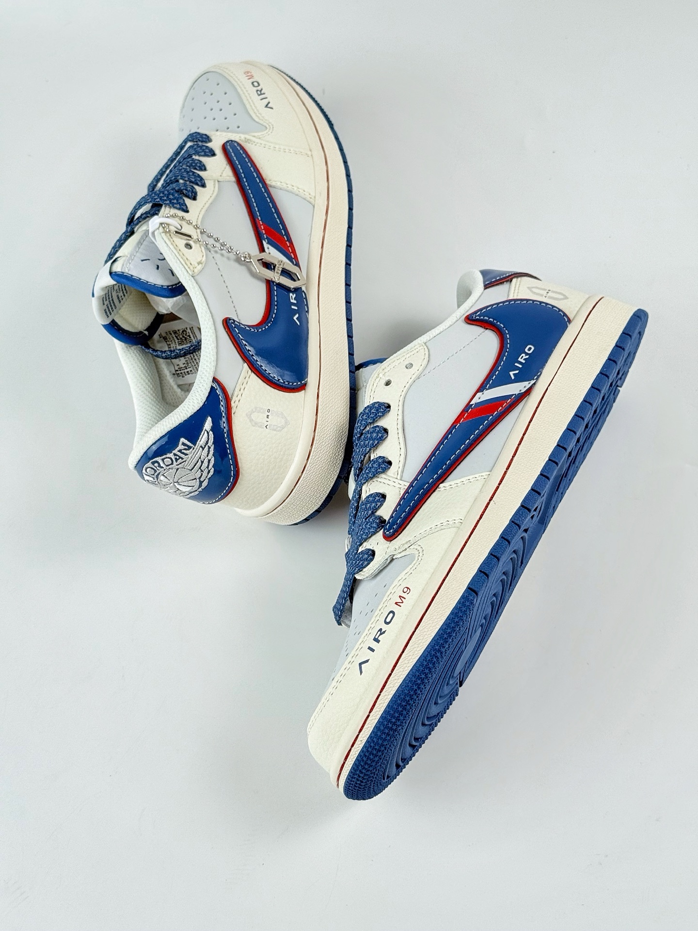 Travis Scott x Nike Air Jordan 1 Low 问界M9米蓝红 Air Jordan 1 Low 反转白蓝红满天星倒钩  FC1688-240