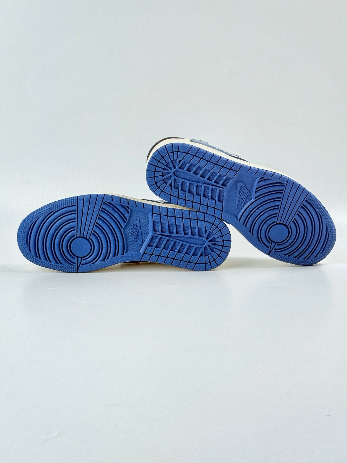 Travis Scott x Nike Air Jordan 1 Low 问界M9米蓝红 Air Jordan 1 Low 反转白蓝红满天星倒钩  FC1688-240