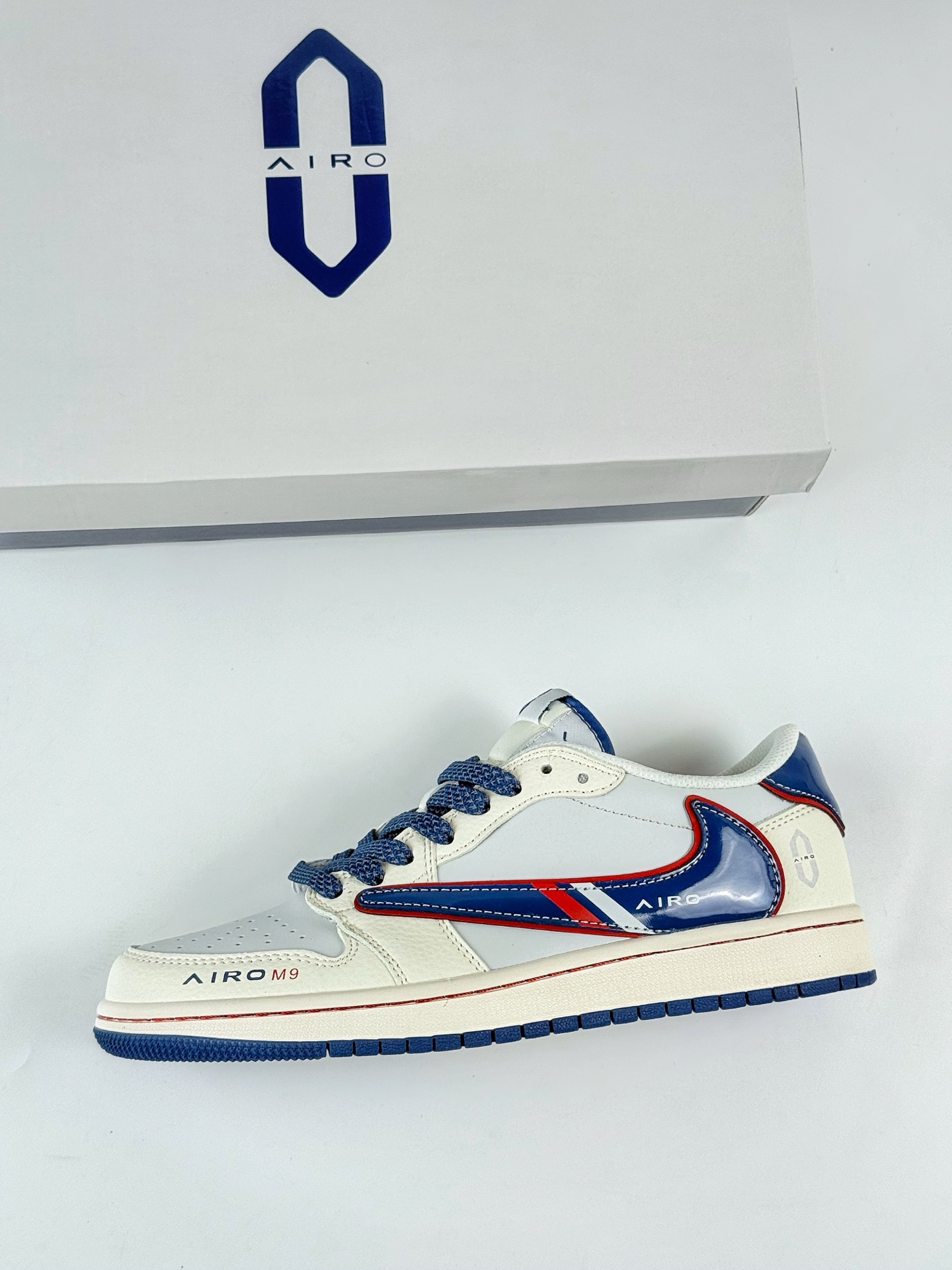 Travis Scott x Nike Air Jordan 1 Low 问界M9米蓝红 Air Jordan 1 Low 反转白蓝红满天星倒钩  FC1688-240