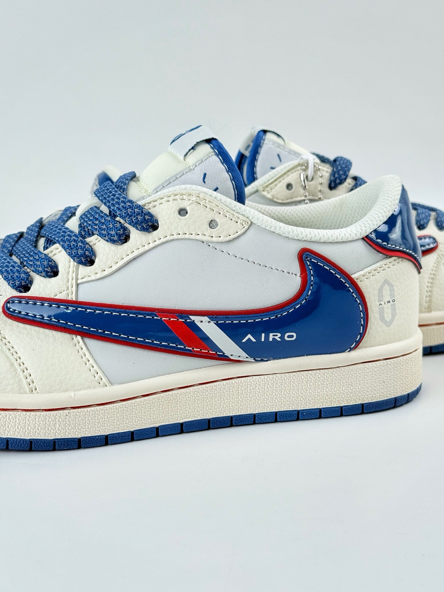 Travis Scott x Nike Air Jordan 1 Low 问界M9米蓝红 Air Jordan 1 Low 反转白蓝红满天星倒钩  FC1688-240