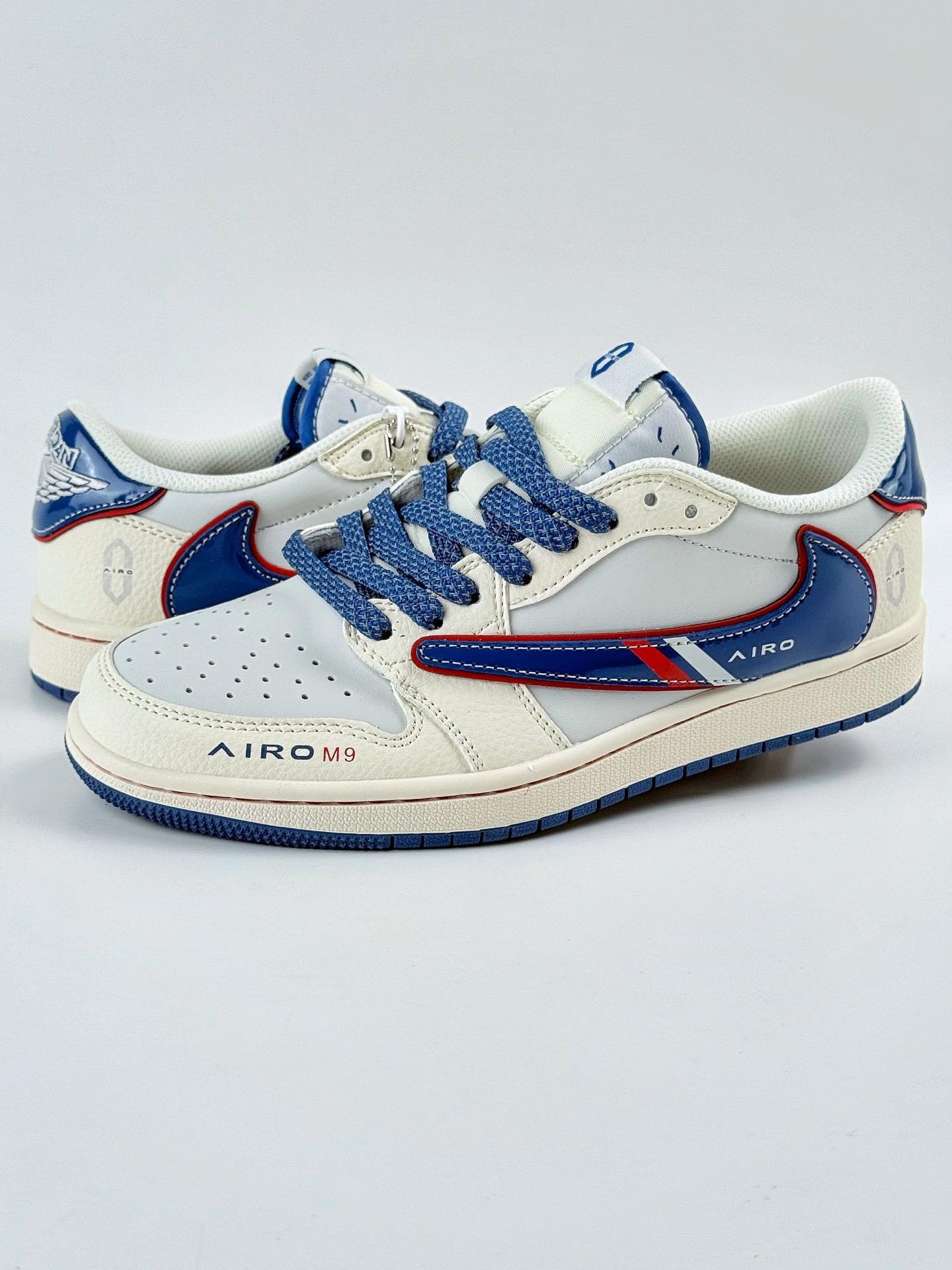 Travis Scott x Nike Air Jordan 1 Low 问界M9米蓝红 Air Jordan 1 Low 反转白蓝红满天星倒钩  FC1688-240