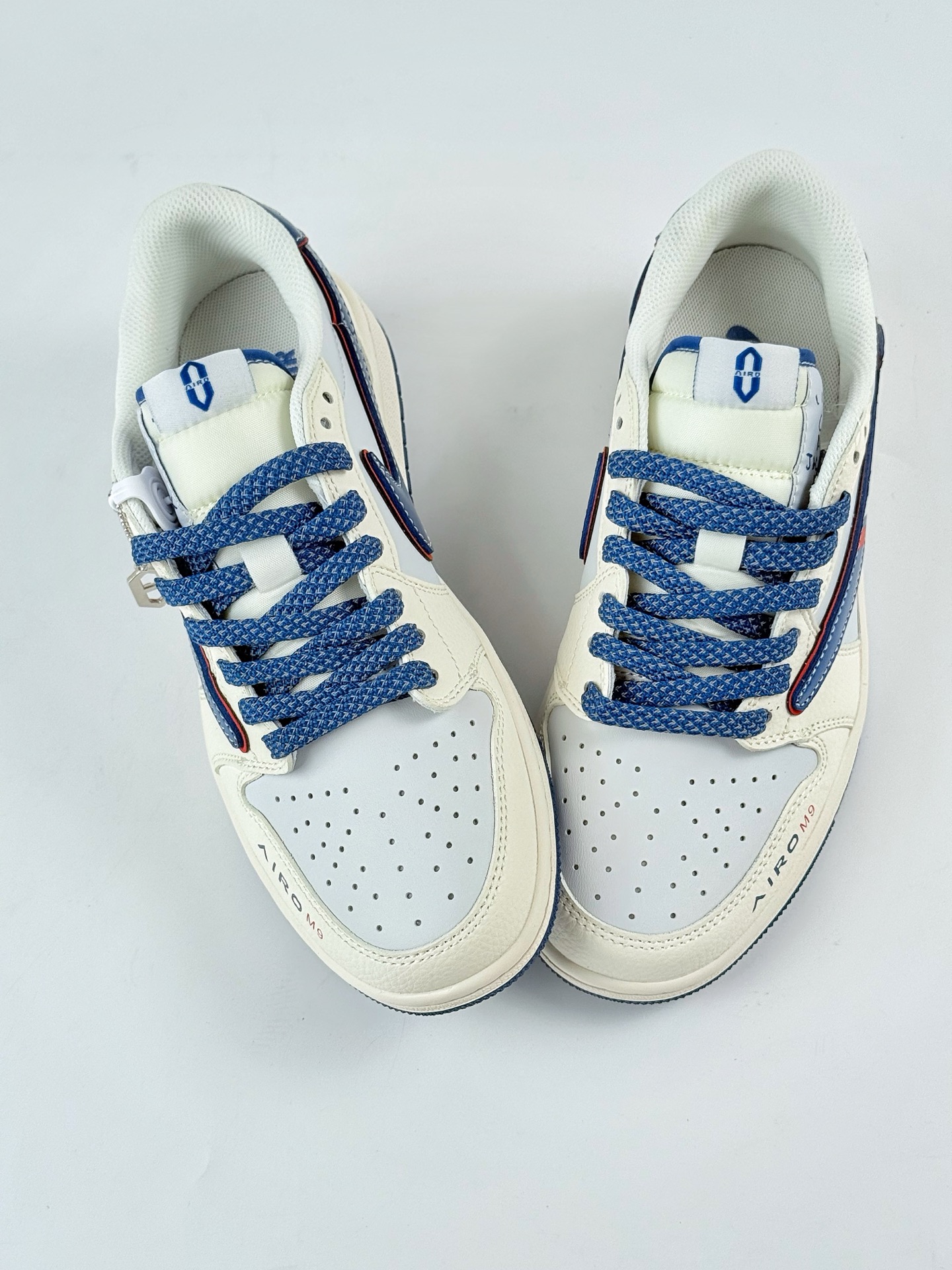 Travis Scott x Nike Air Jordan 1 Low 问界M9米蓝红 Air Jordan 1 Low 反转白蓝红满天星倒钩  FC1688-240