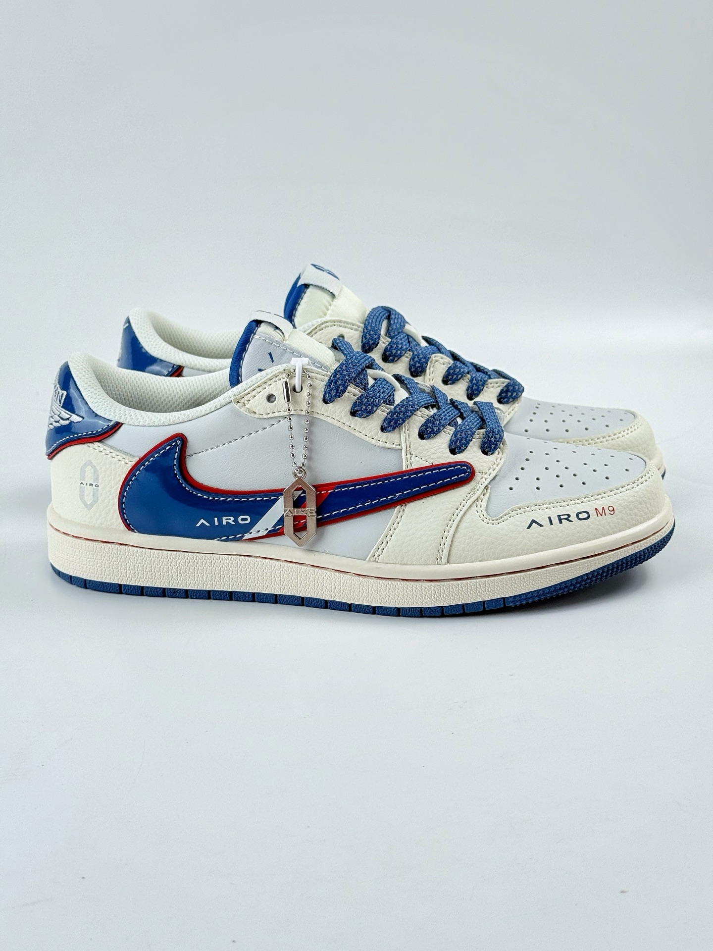 Travis Scott x Nike Air Jordan 1 Low 问界M9米蓝红 Air Jordan 1 Low 反转白蓝红满天星倒钩  FC1688-240