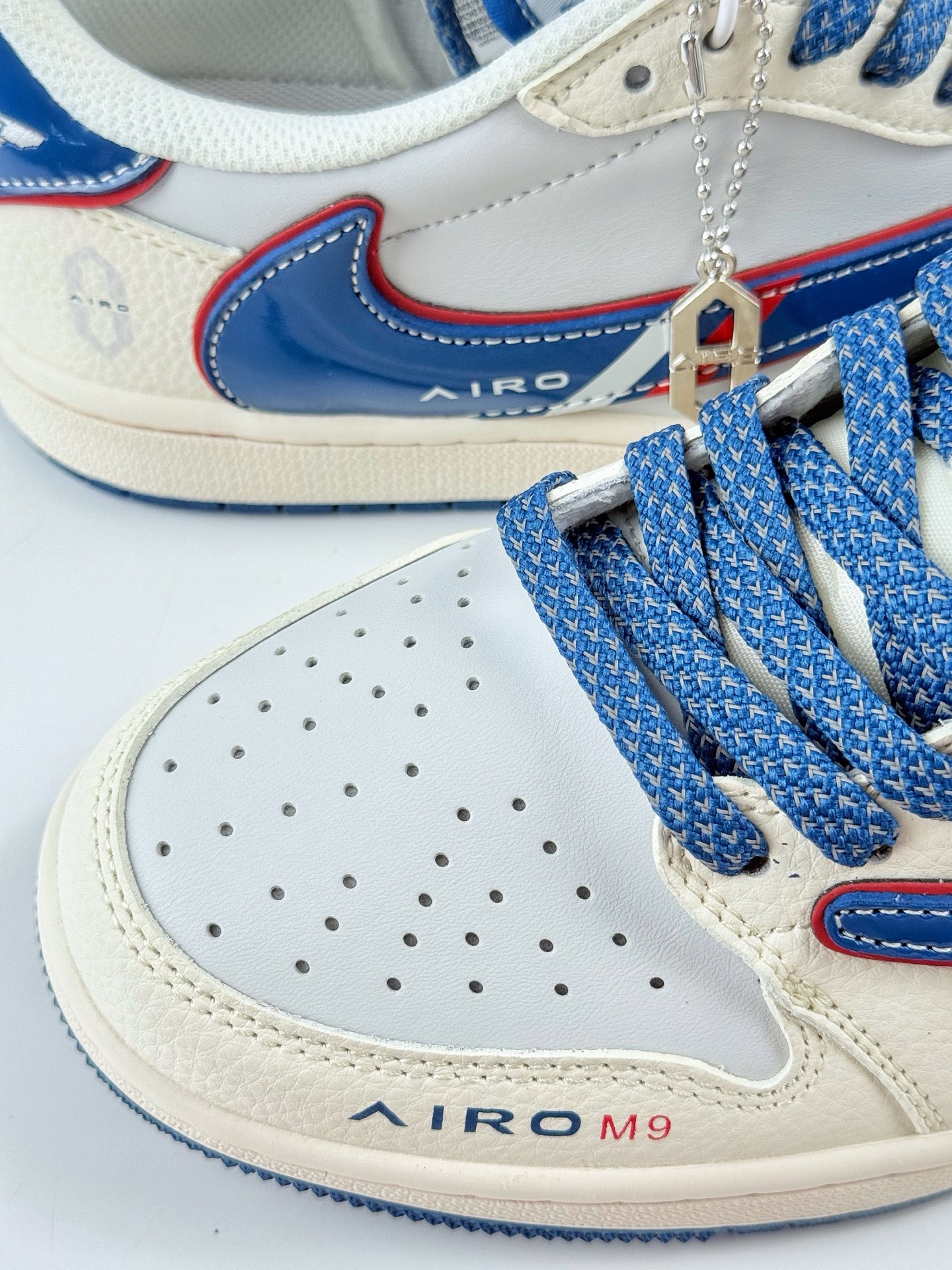 Travis Scott x Nike Air Jordan 1 Low 问界M9米蓝红 Air Jordan 1 Low 反转白蓝红满天星倒钩  FC1688-240