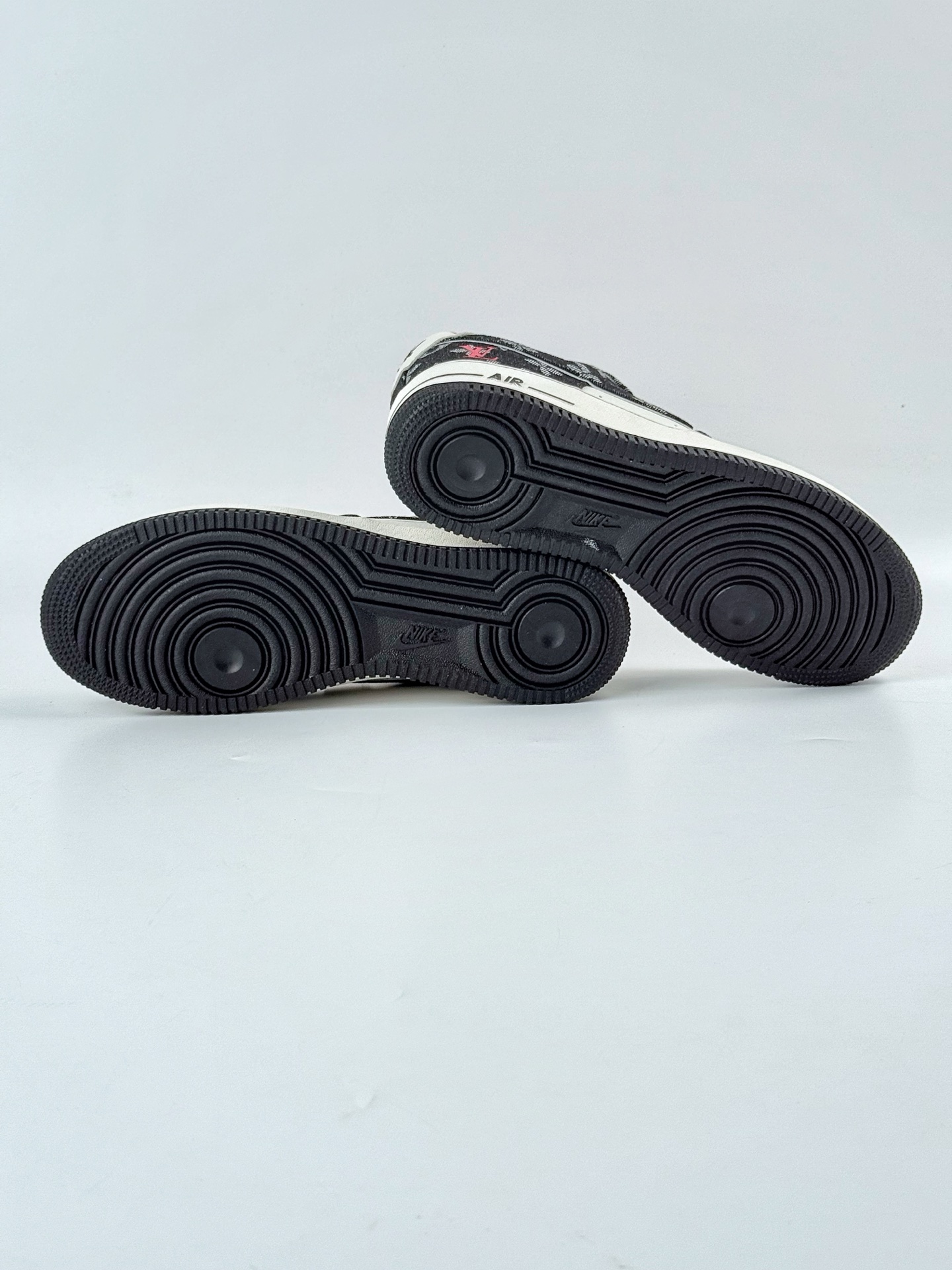 Nike Air Force 1 Low 07 x Louis Vuitton 黑白红小勾  LW9279-001