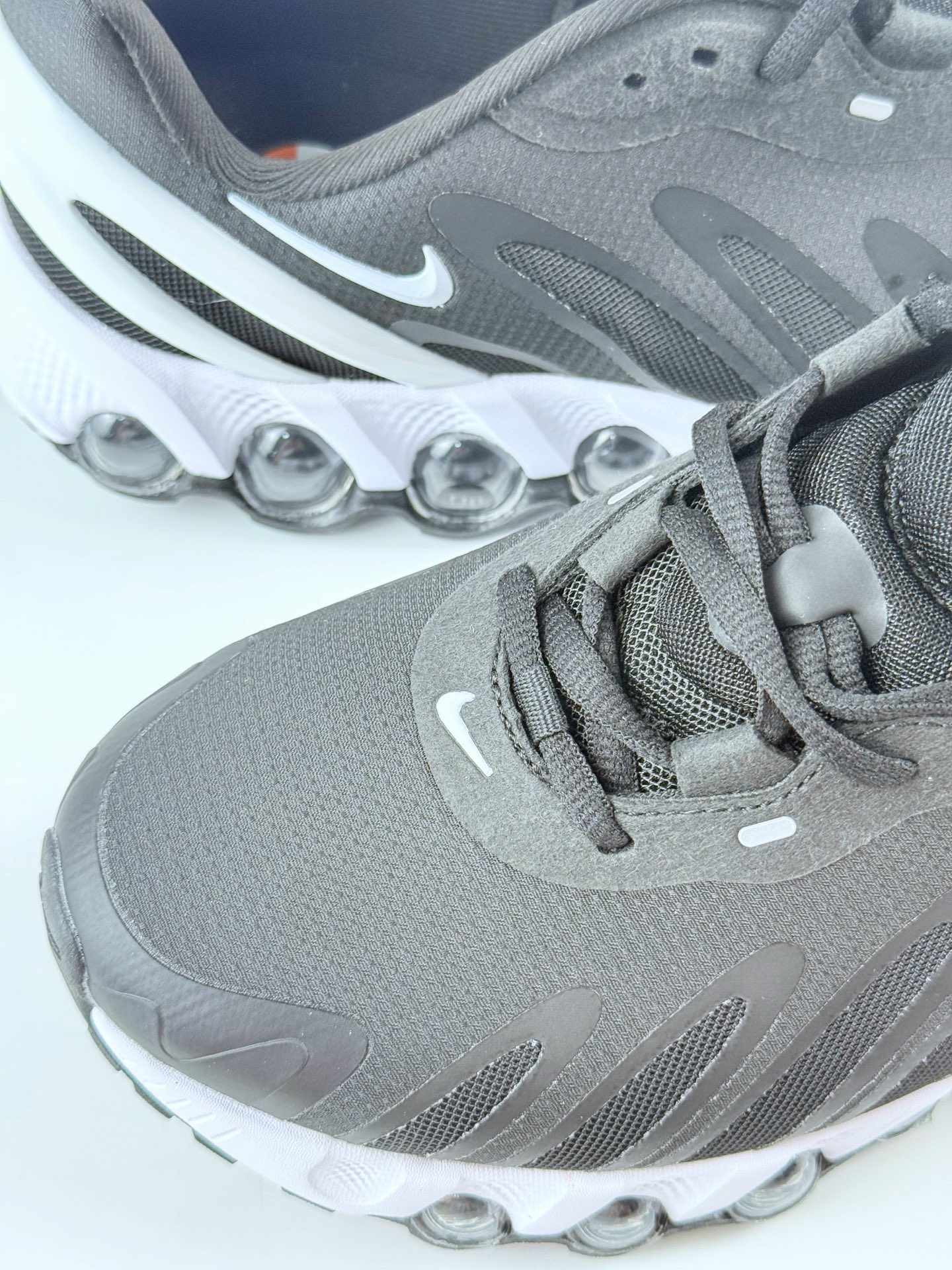 Nike Air Max DN8 复古减震气垫跑鞋 FQ7860-019 Nike Air Max DN8 复古减震气垫跑鞋 FQ7860-019