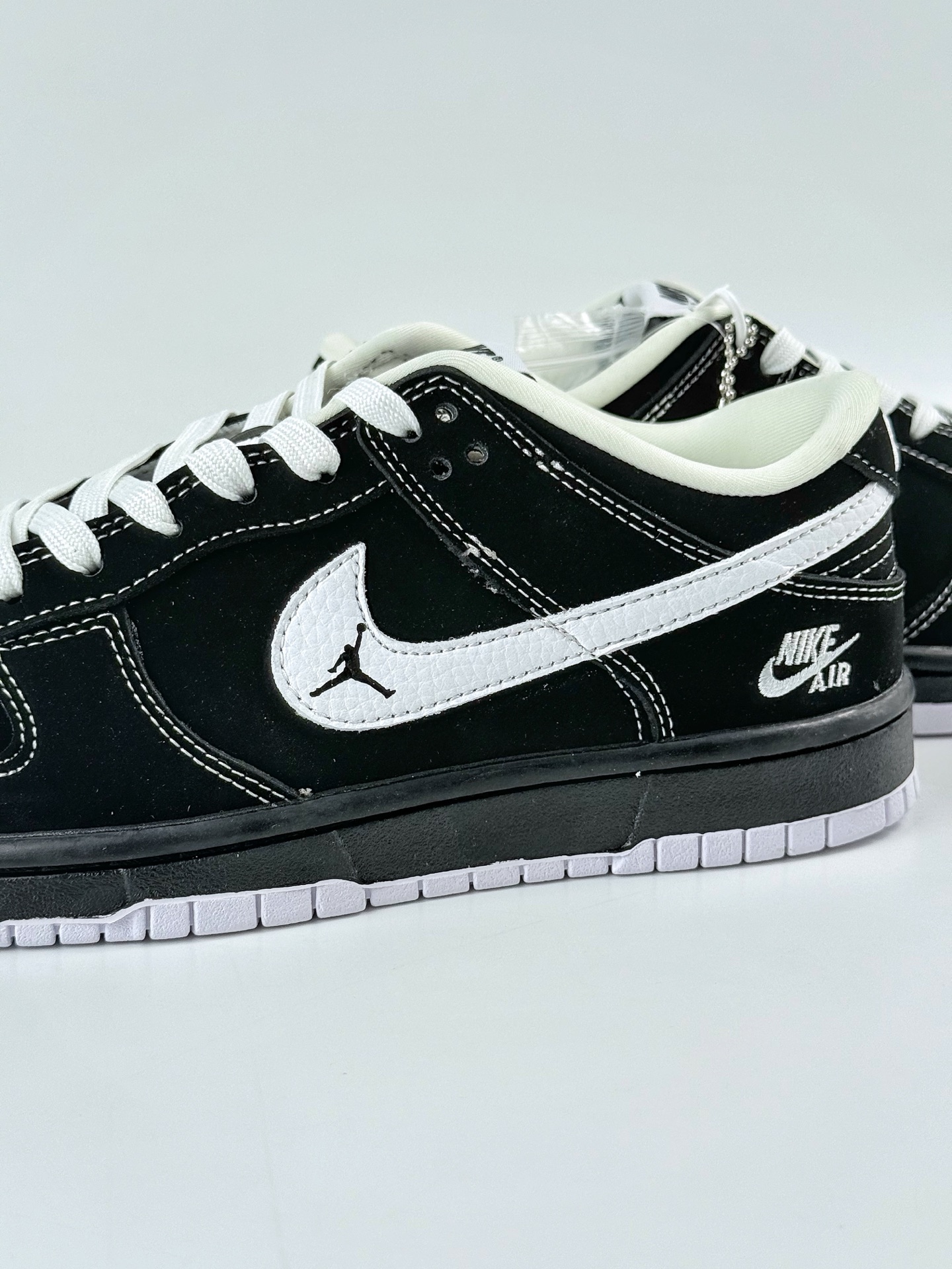 Nike SB Dunk Low x Nike Air 黑白小勾 LW1818-117