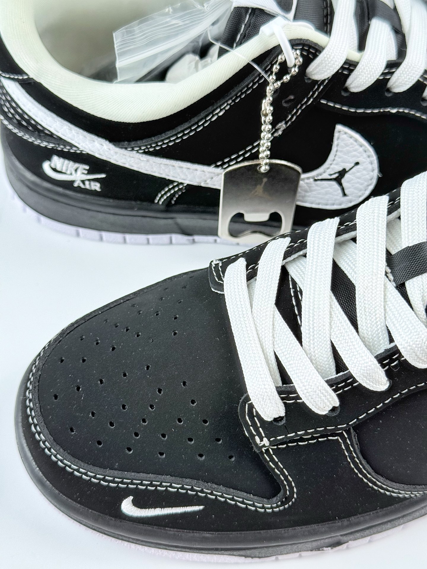 Nike SB Dunk Low x Nike Air 黑白小勾 LW1818-117