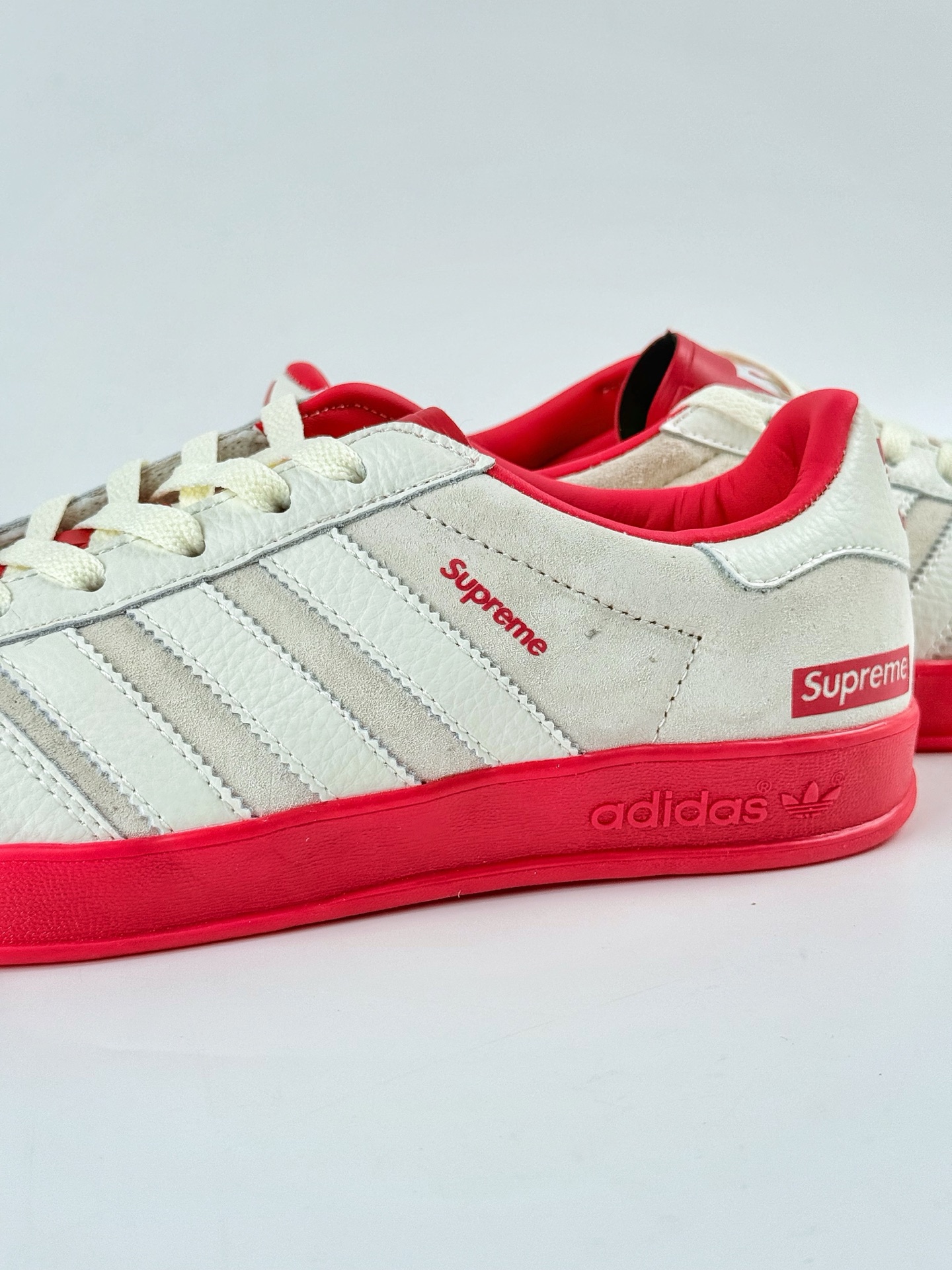 adidas Originals Gazelle INdoor x superme 三叶草休闲防滑耐磨低帮板鞋 DD6610 adidas Originals Gazelle INdoor x superme 三叶草休闲防滑耐磨低帮板鞋 DD6610