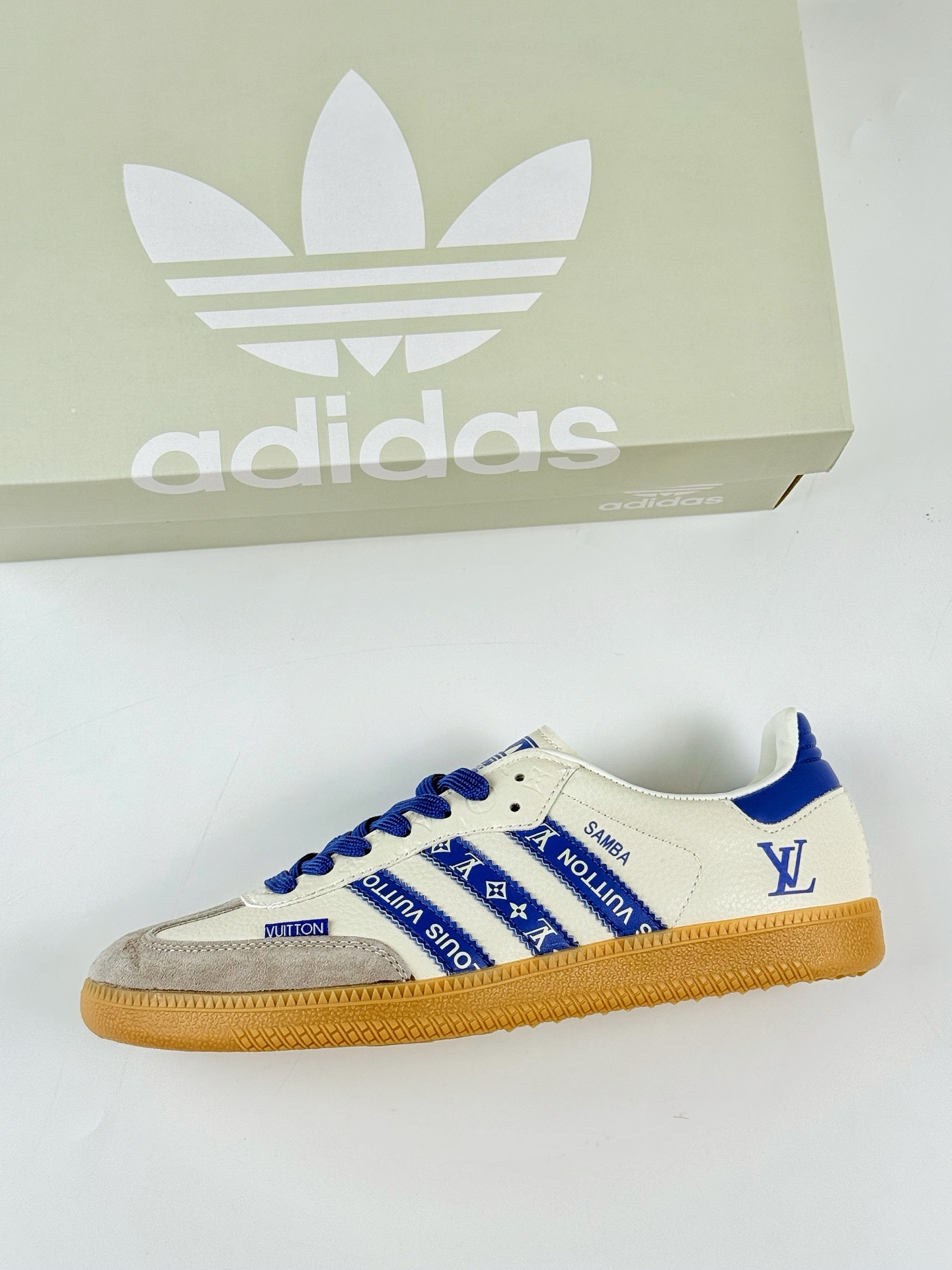 adidas originals Samba OG x Louis Vuitton 灰白 桑巴舞系列复古经典轻便板鞋 XR0005 adidas originals Samba OG x Louis Vuitton 灰白 桑巴舞系列复古经典轻便板鞋 XR0005