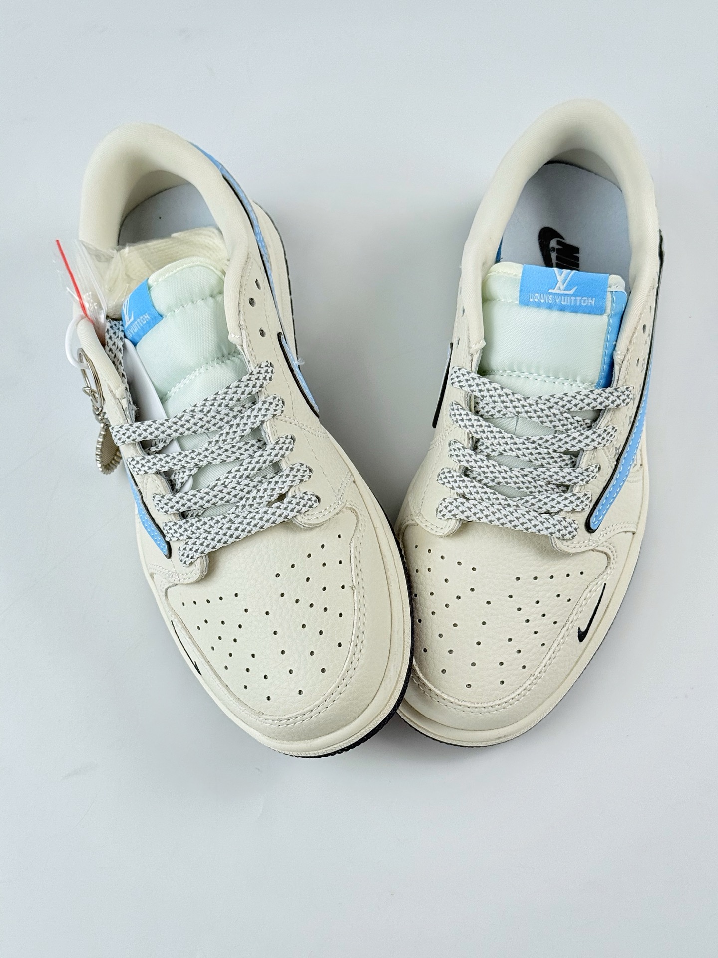 Travis Scott x Nike Air Jordan 1 Low x Louis Vuitton Air Jordan 1 Low 反转白蓝小勾满天星倒钩 XB1979-001 Travis Scott x Nike Air Jordan 1 Low x Louis Vuitton Air Jordan 1 Low 反转白蓝小勾满天星倒钩 XB1979-001