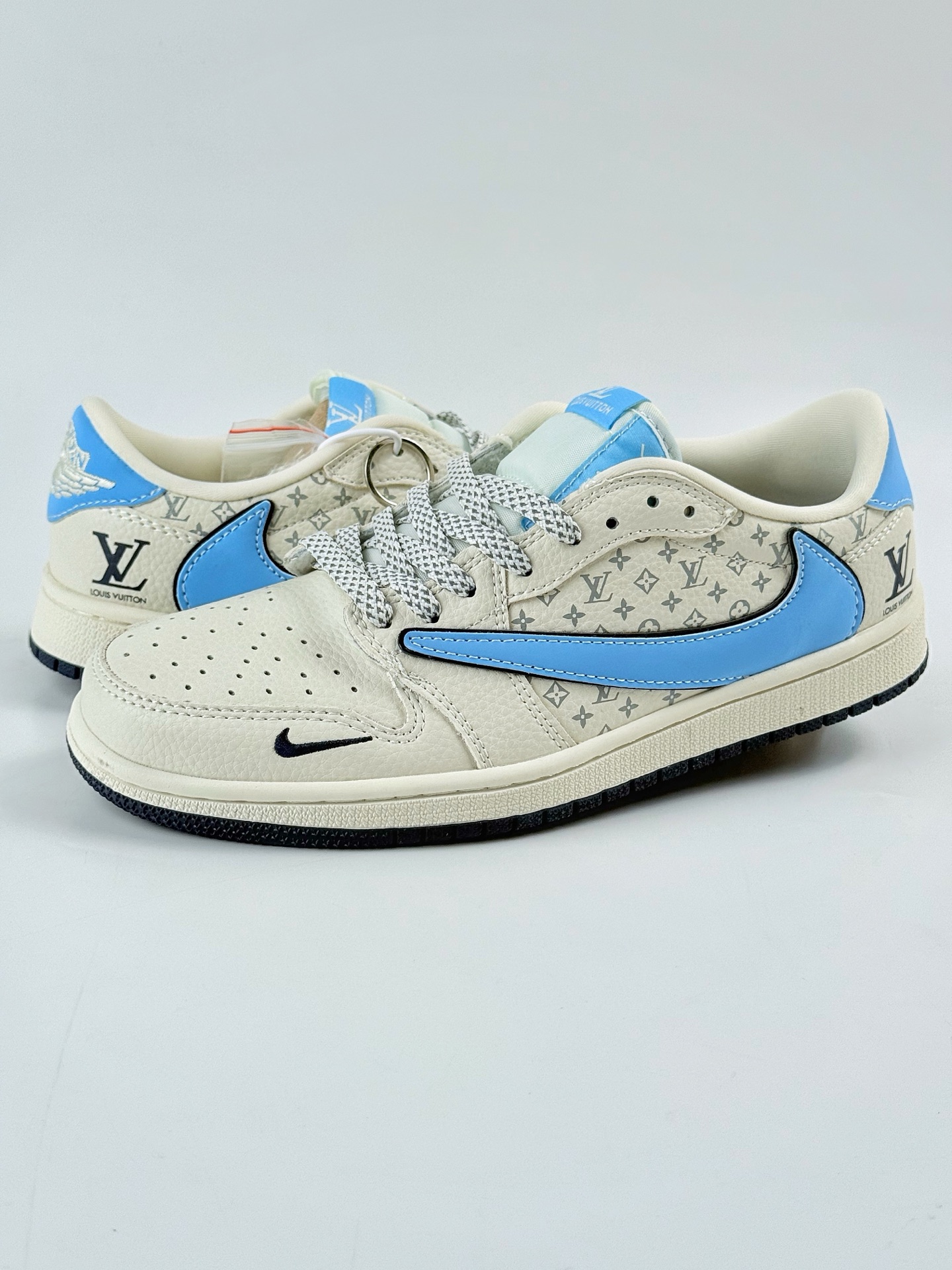 Travis Scott x Nike Air Jordan 1 Low x Louis Vuitton Air Jordan 1 Low 反转白蓝小勾满天星倒钩 XB1979-001 Travis Scott x Nike Air Jordan 1 Low x Louis Vuitton Air Jordan 1 Low 反转白蓝小勾满天星倒钩 XB1979-001