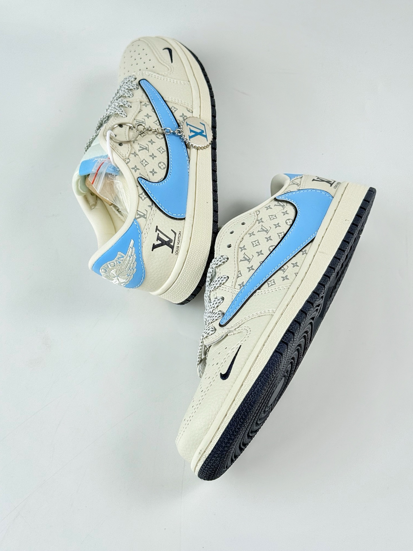 Travis Scott x Nike Air Jordan 1 Low x Louis Vuitton Air Jordan 1 Low 反转白蓝小勾满天星倒钩 XB1979-001 Travis Scott x Nike Air Jordan 1 Low x Louis Vuitton Air Jordan 1 Low 反转白蓝小勾满天星倒钩 XB1979-001
