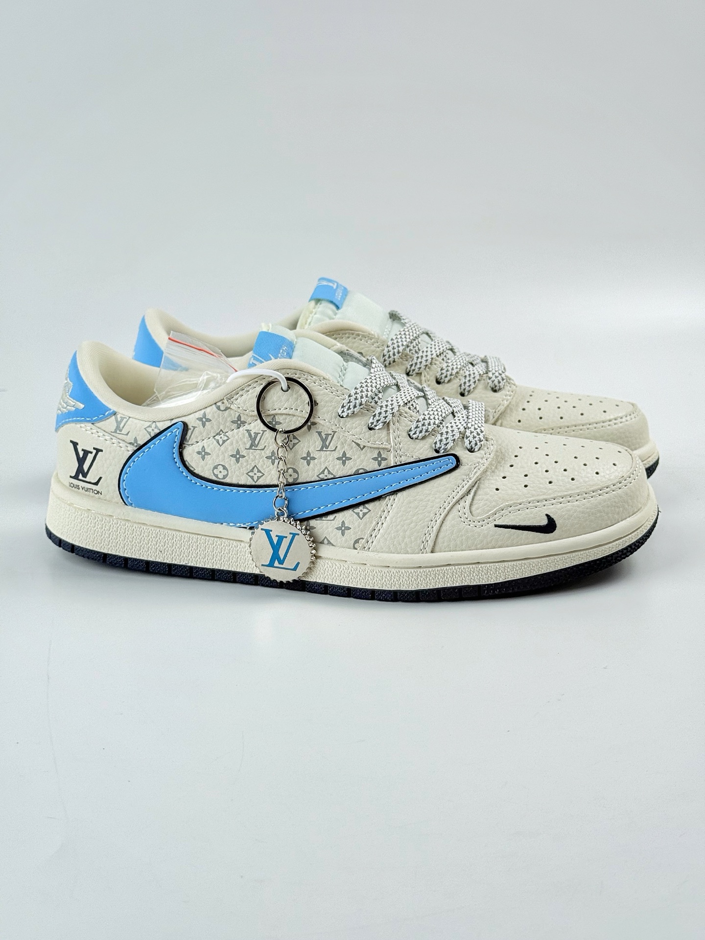 Travis Scott x Nike Air Jordan 1 Low x Louis Vuitton Air Jordan 1 Low 反转白蓝小勾满天星倒钩 XB1979-001 Travis Scott x Nike Air Jordan 1 Low x Louis Vuitton Air Jordan 1 Low 反转白蓝小勾满天星倒钩 XB1979-001