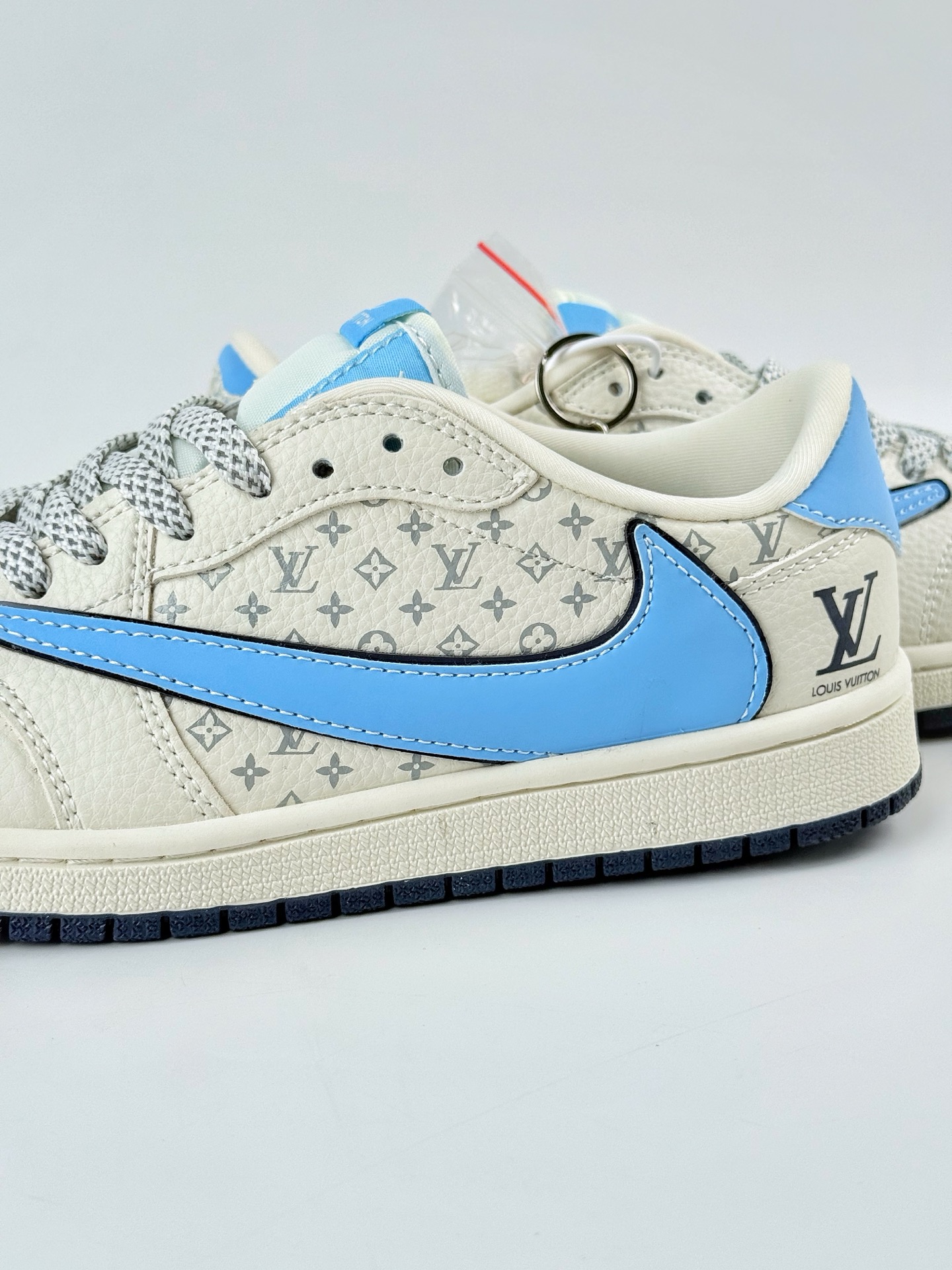 Travis Scott x Nike Air Jordan 1 Low x Louis Vuitton Air Jordan 1 Low 反转白蓝小勾满天星倒钩 XB1979-001 Travis Scott x Nike Air Jordan 1 Low x Louis Vuitton Air Jordan 1 Low 反转白蓝小勾满天星倒钩 XB1979-001