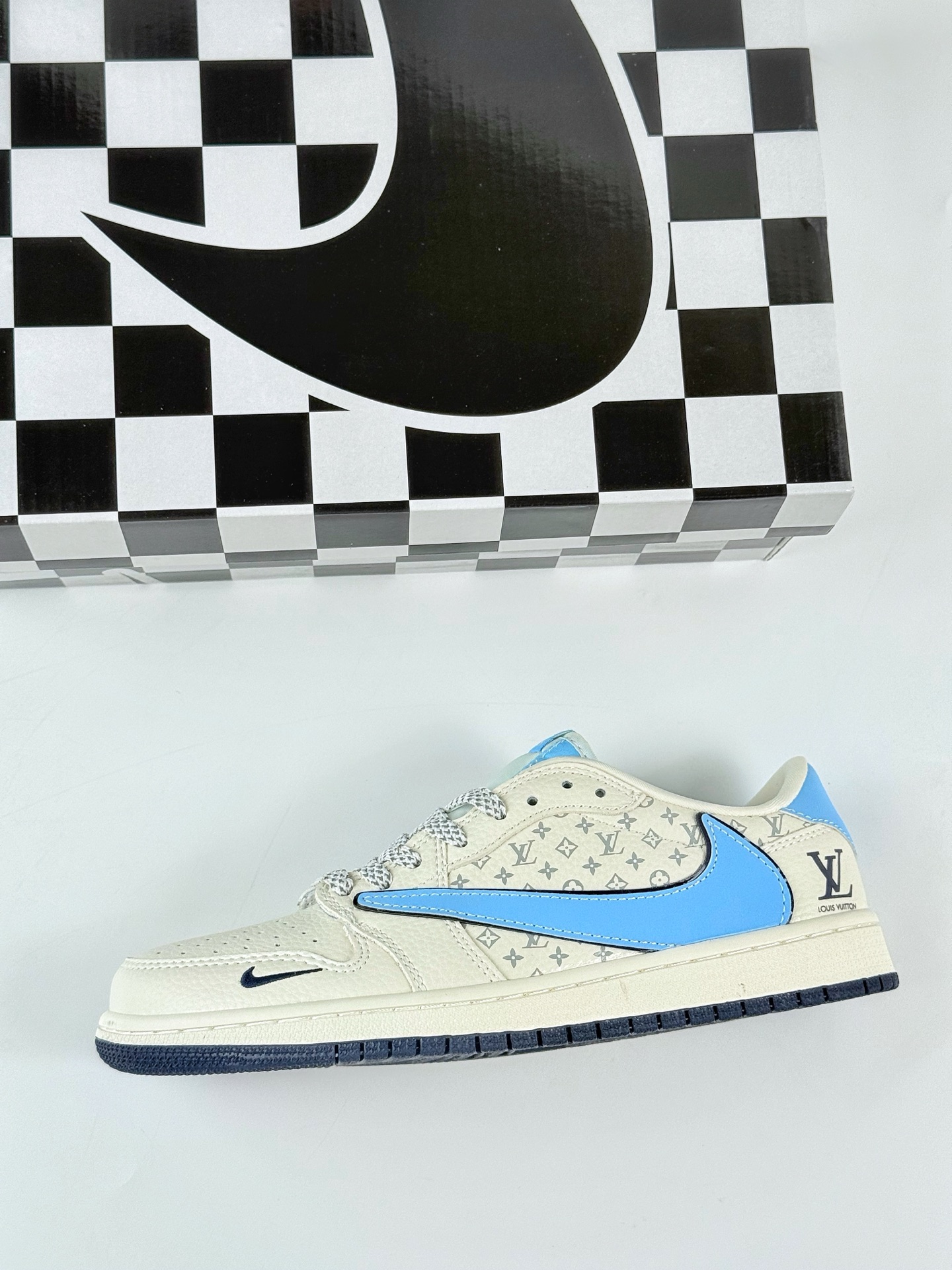 Travis Scott x Nike Air Jordan 1 Low x Louis Vuitton Air Jordan 1 Low 反转白蓝小勾满天星倒钩 XB1979-001 Travis Scott x Nike Air Jordan 1 Low x Louis Vuitton Air Jordan 1 Low 反转白蓝小勾满天星倒钩 XB1979-001