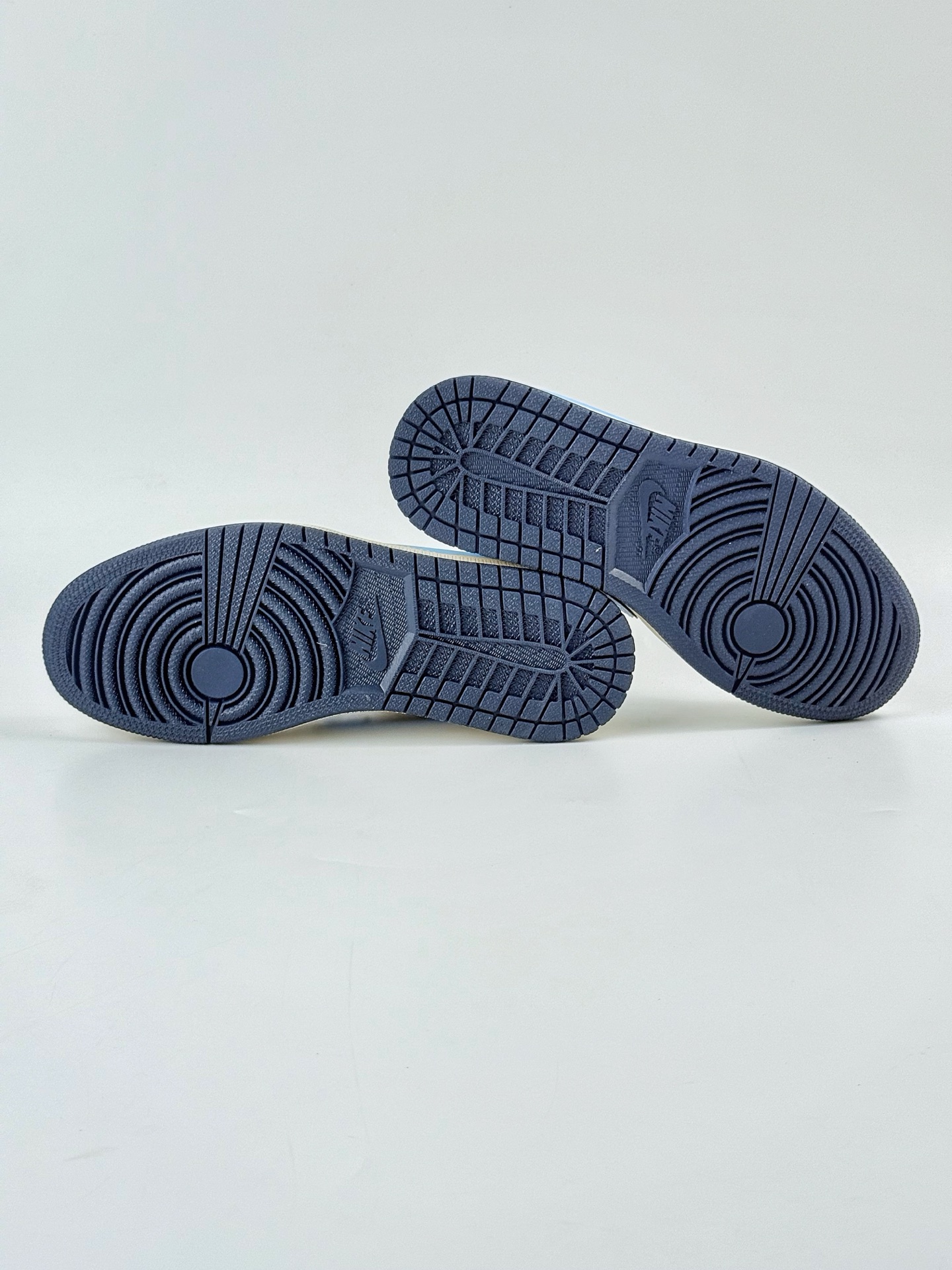 Travis Scott x Nike Air Jordan 1 Low x Louis Vuitton Air Jordan 1 Low 反转白蓝小勾满天星倒钩 XB1979-001 Travis Scott x Nike Air Jordan 1 Low x Louis Vuitton Air Jordan 1 Low 反转白蓝小勾满天星倒钩 XB1979-001