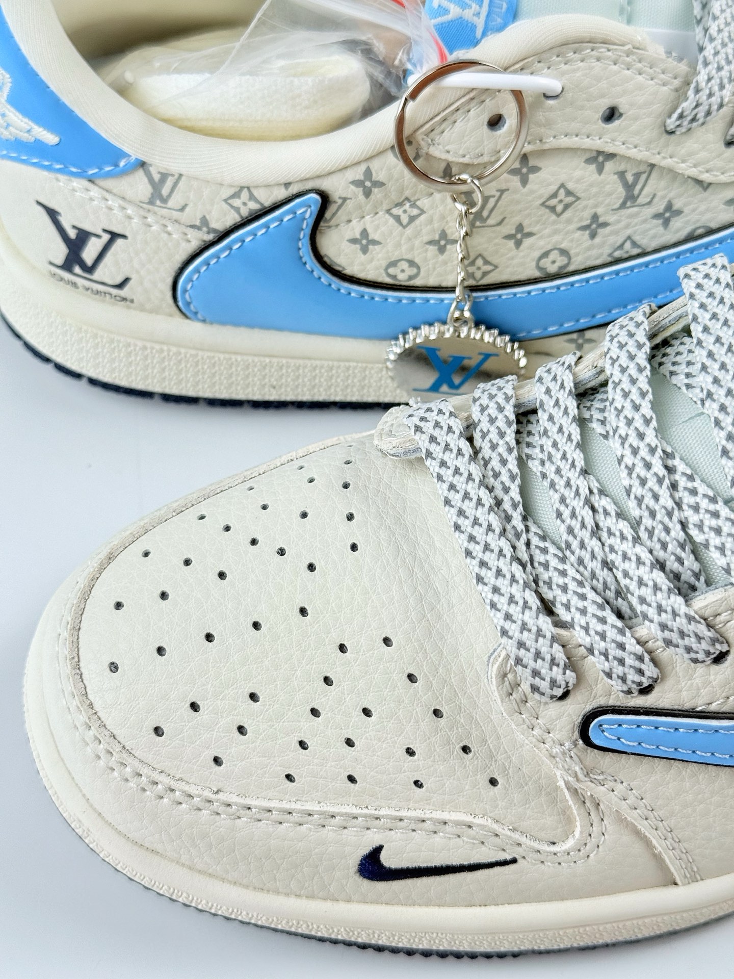 Travis Scott x Nike Air Jordan 1 Low x Louis Vuitton Air Jordan 1 Low 反转白蓝小勾满天星倒钩 XB1979-001 Travis Scott x Nike Air Jordan 1 Low x Louis Vuitton Air Jordan 1 Low 反转白蓝小勾满天星倒钩 XB1979-001