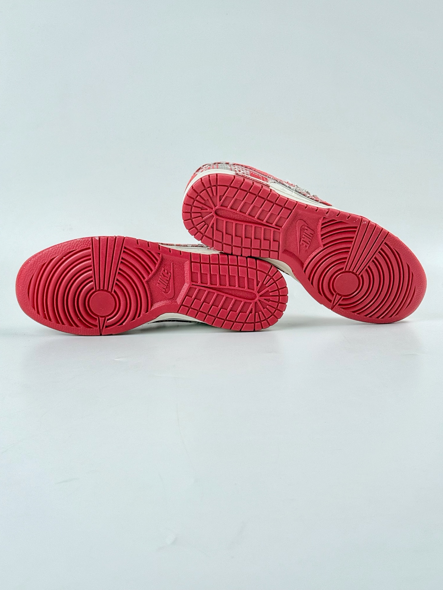 Nike SB Dunk Low x Louis Vuitton 白红小勾满天星  SC9772-809