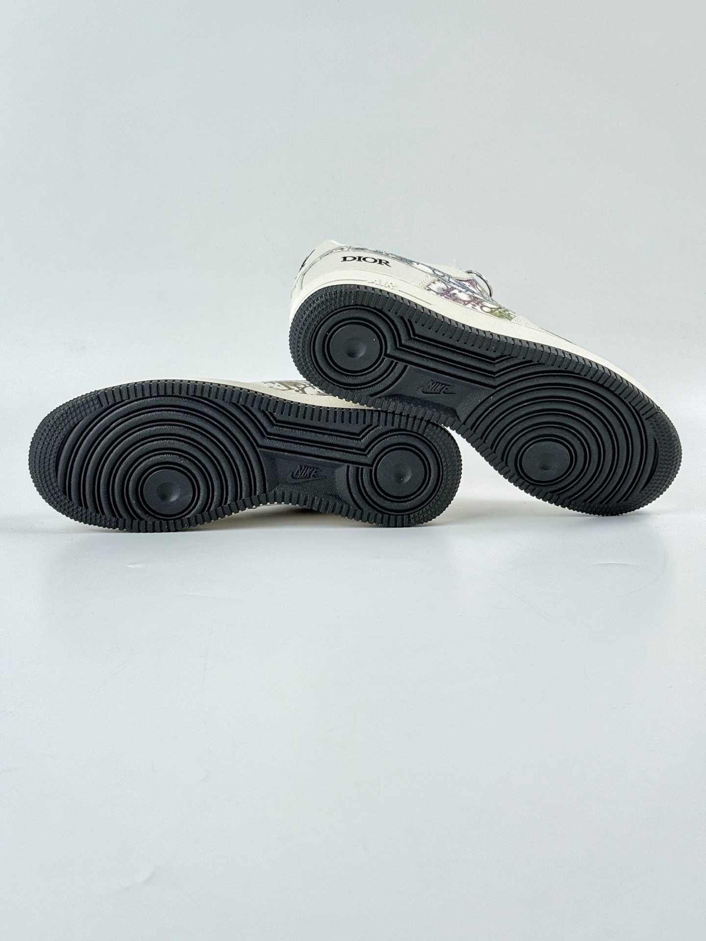 Nike Air Force 1 Low 07 x DIOR 白黑小勾满天星 DF0188-064 Nike Air Force 1 Low 07 x DIOR 白黑小勾满天星 DF0188-064