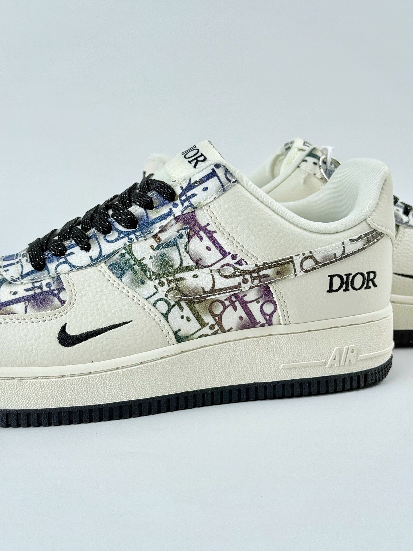 Nike Air Force 1 Low 07 x DIOR 白黑小勾满天星 DF0188-064 Nike Air Force 1 Low 07 x DIOR 白黑小勾满天星 DF0188-064