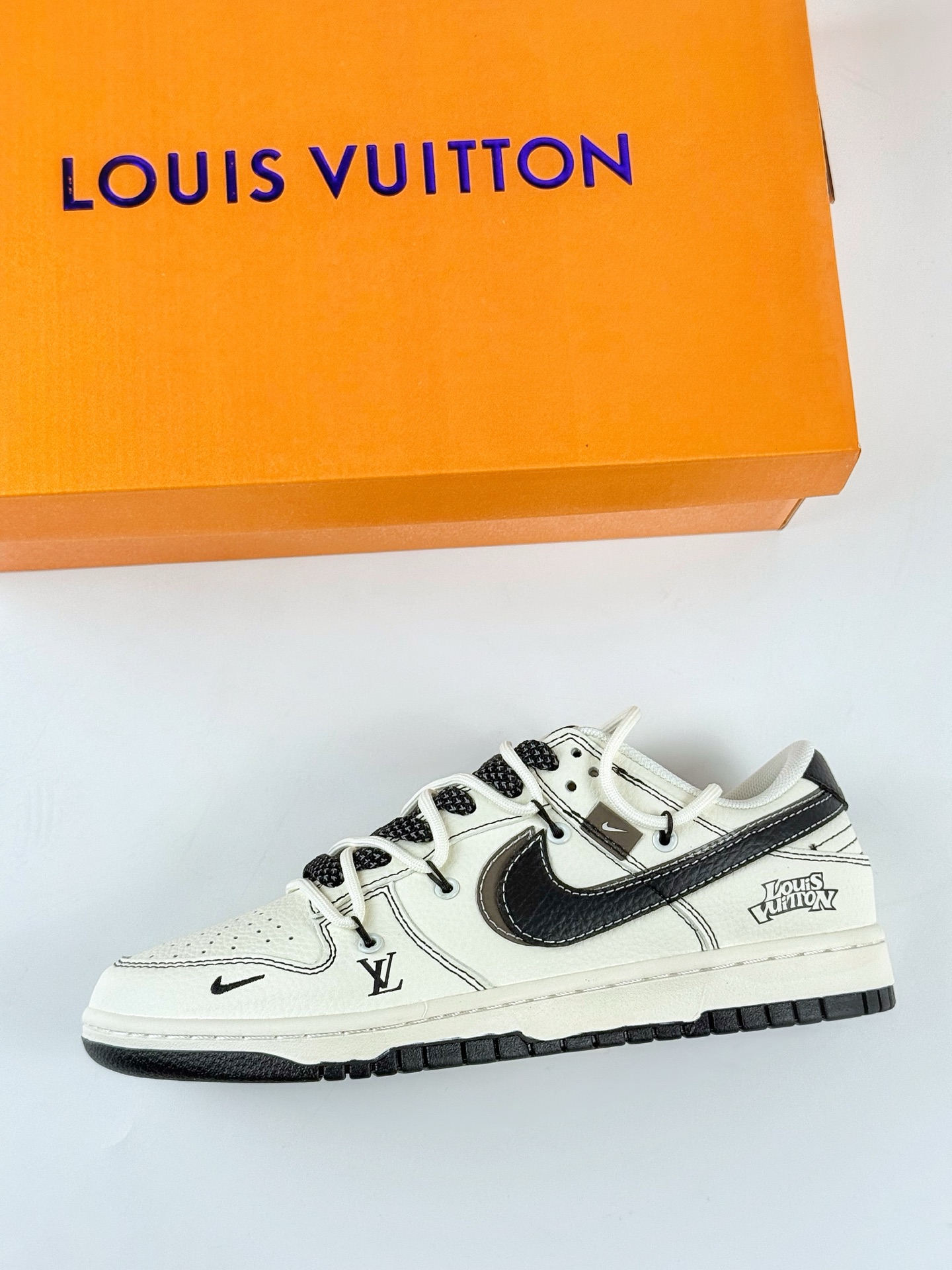 Nike SB Dunk Low x Louis Vuitton 白黑小勾满天星 DM6868-076 Nike SB Dunk Low x Louis Vuitton 白黑小勾满天星 DM6868-076