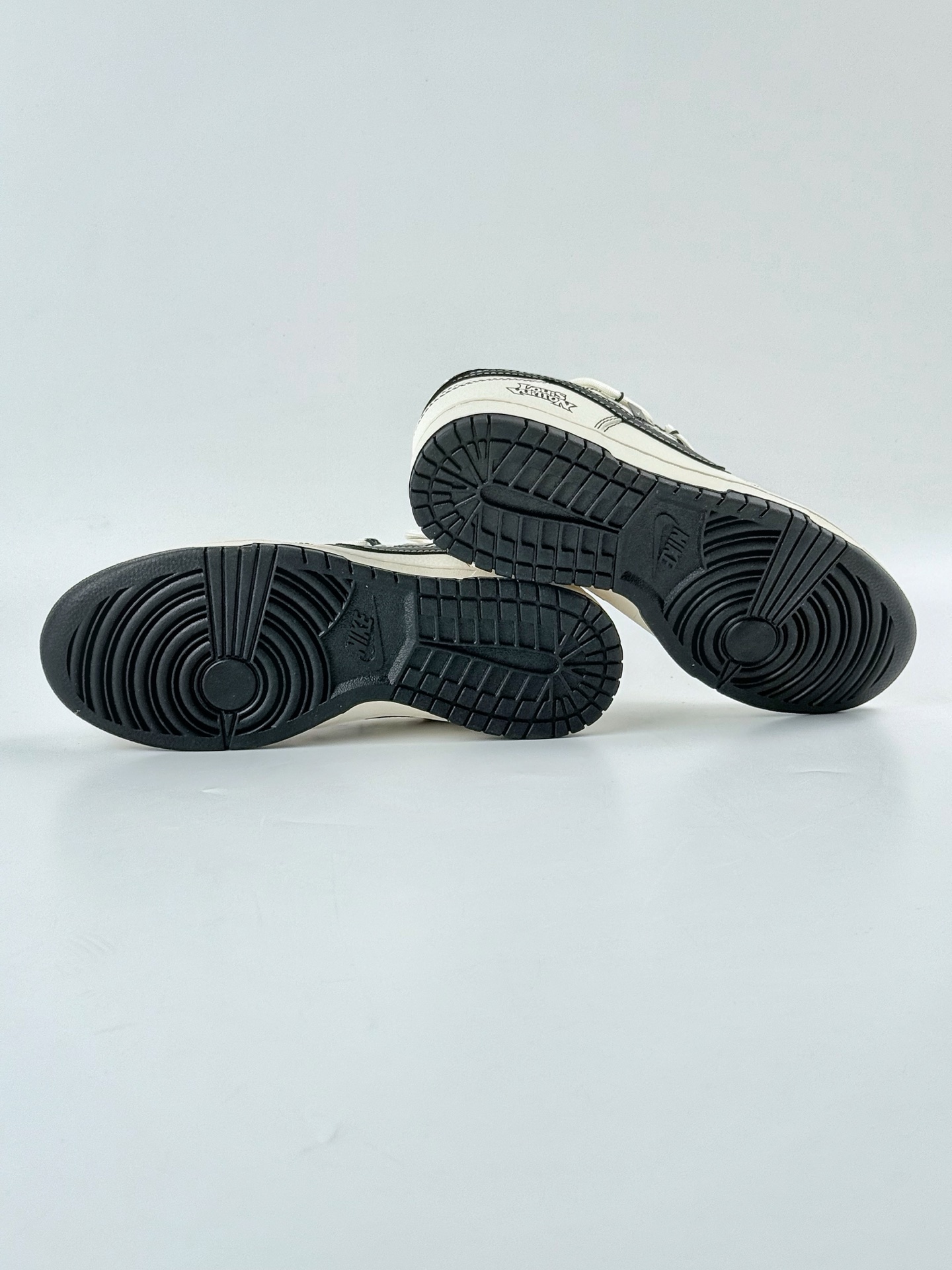 Nike SB Dunk Low x Louis Vuitton 白黑小勾满天星 DM6868-076 Nike SB Dunk Low x Louis Vuitton 白黑小勾满天星 DM6868-076