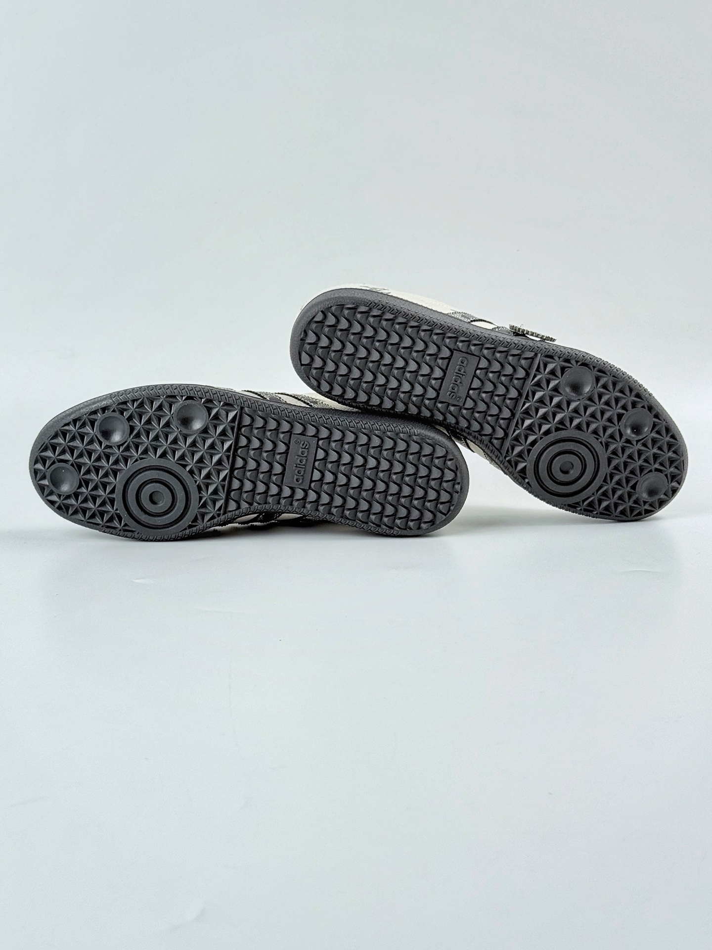 adidas originals Samba OG x Louis Vuitton 灰白 桑巴舞系列复古经典轻便板鞋  XR0001
