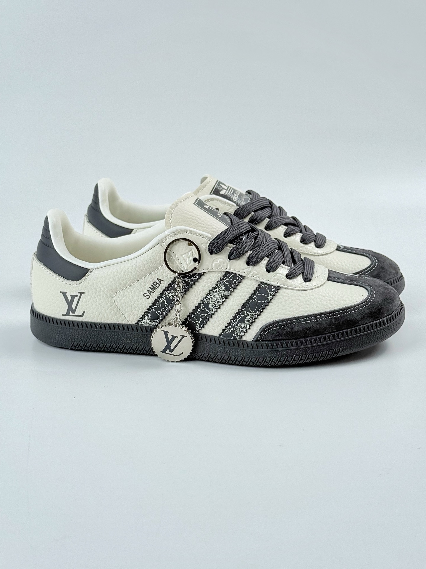 adidas originals Samba OG x Louis Vuitton 灰白 桑巴舞系列复古经典轻便板鞋  XR0001