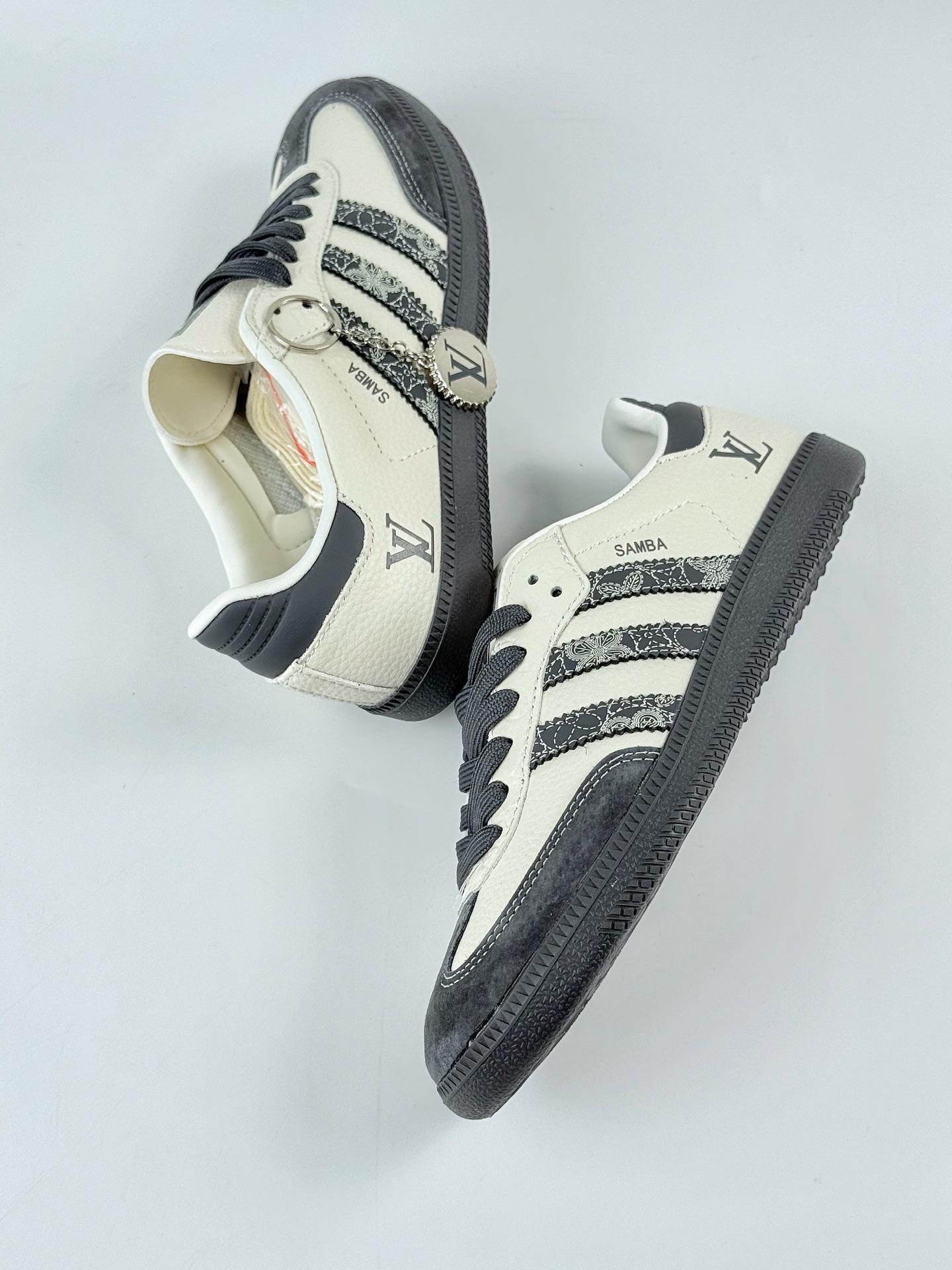 adidas originals Samba OG x Louis Vuitton 灰白 桑巴舞系列复古经典轻便板鞋  XR0001