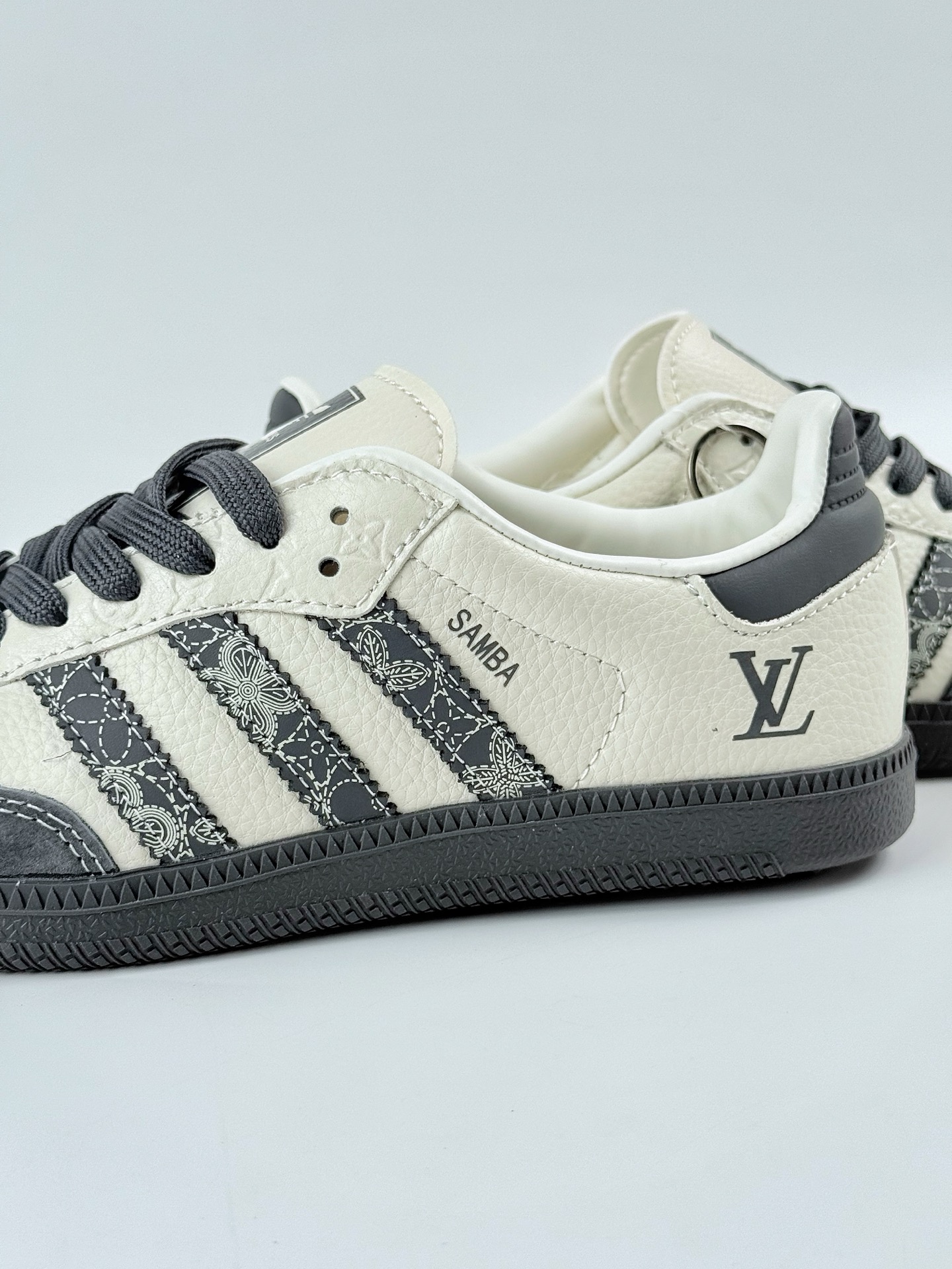 adidas originals Samba OG x Louis Vuitton 灰白 桑巴舞系列复古经典轻便板鞋  XR0001