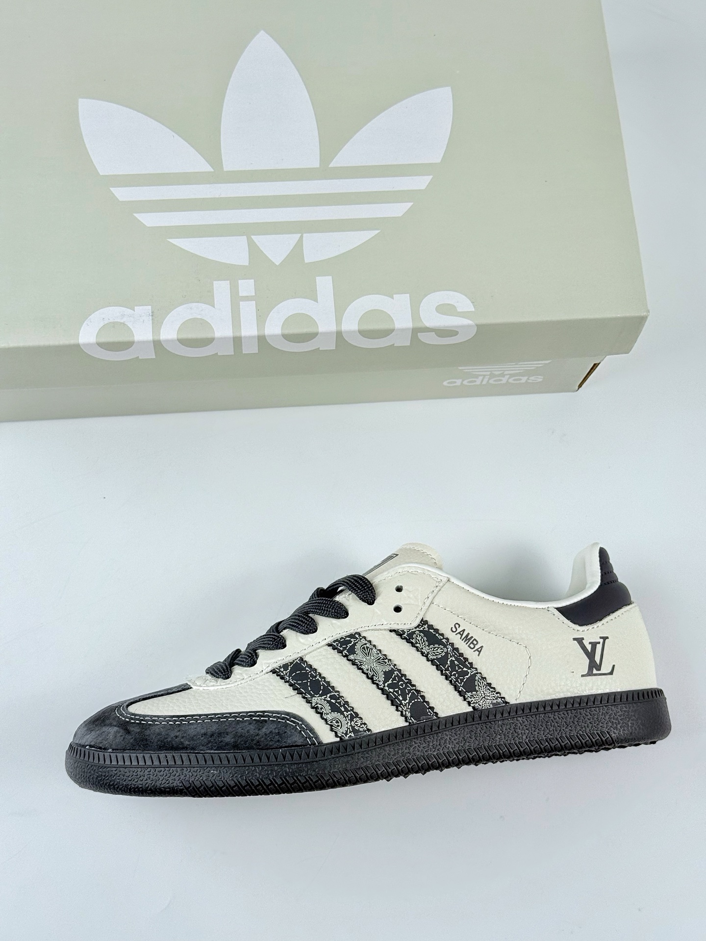 adidas originals Samba OG x Louis Vuitton 灰白 桑巴舞系列复古经典轻便板鞋  XR0001